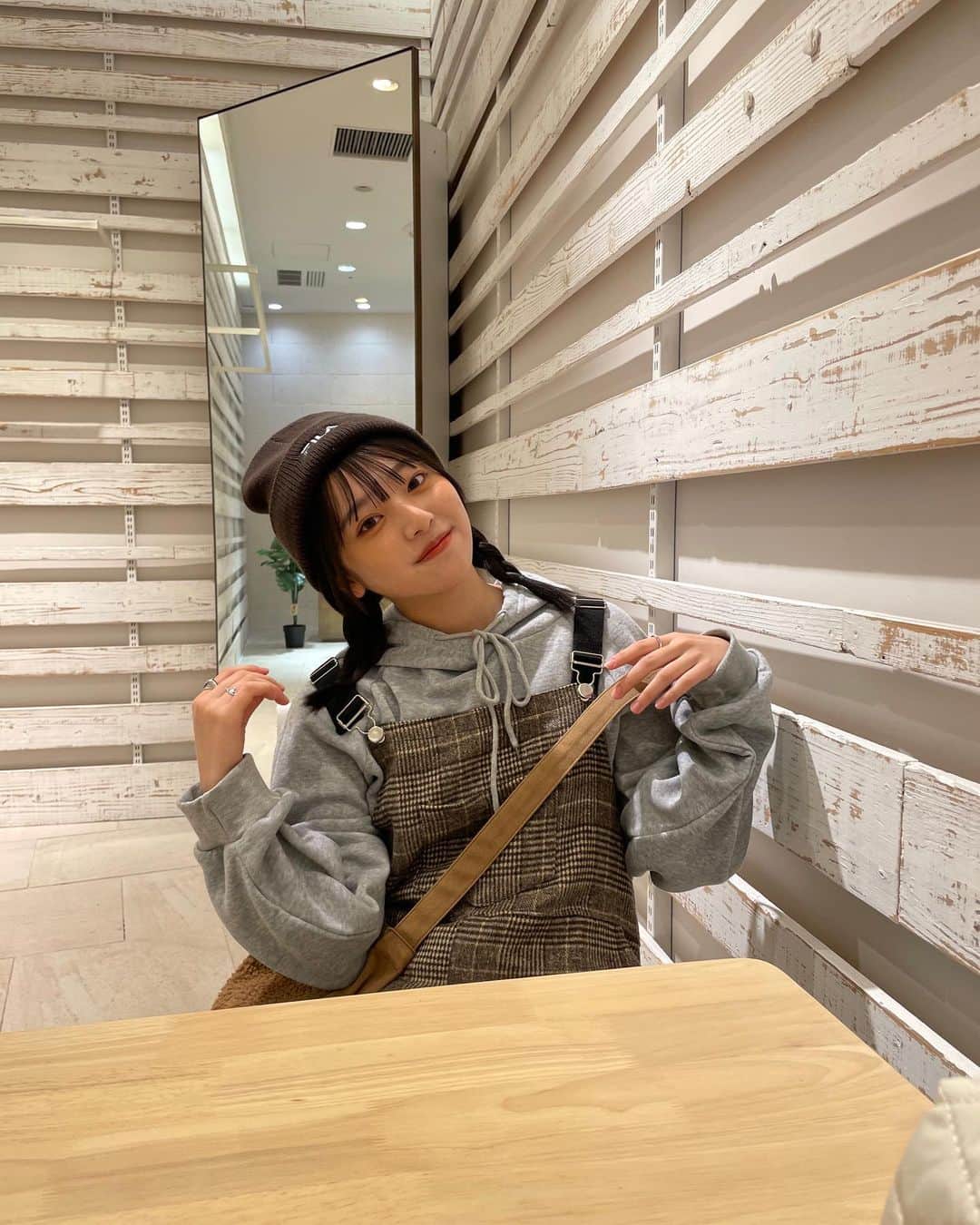 のインスタグラム：「ニット帽かわ🧸   #私服　#私服コーデ #ニット帽」