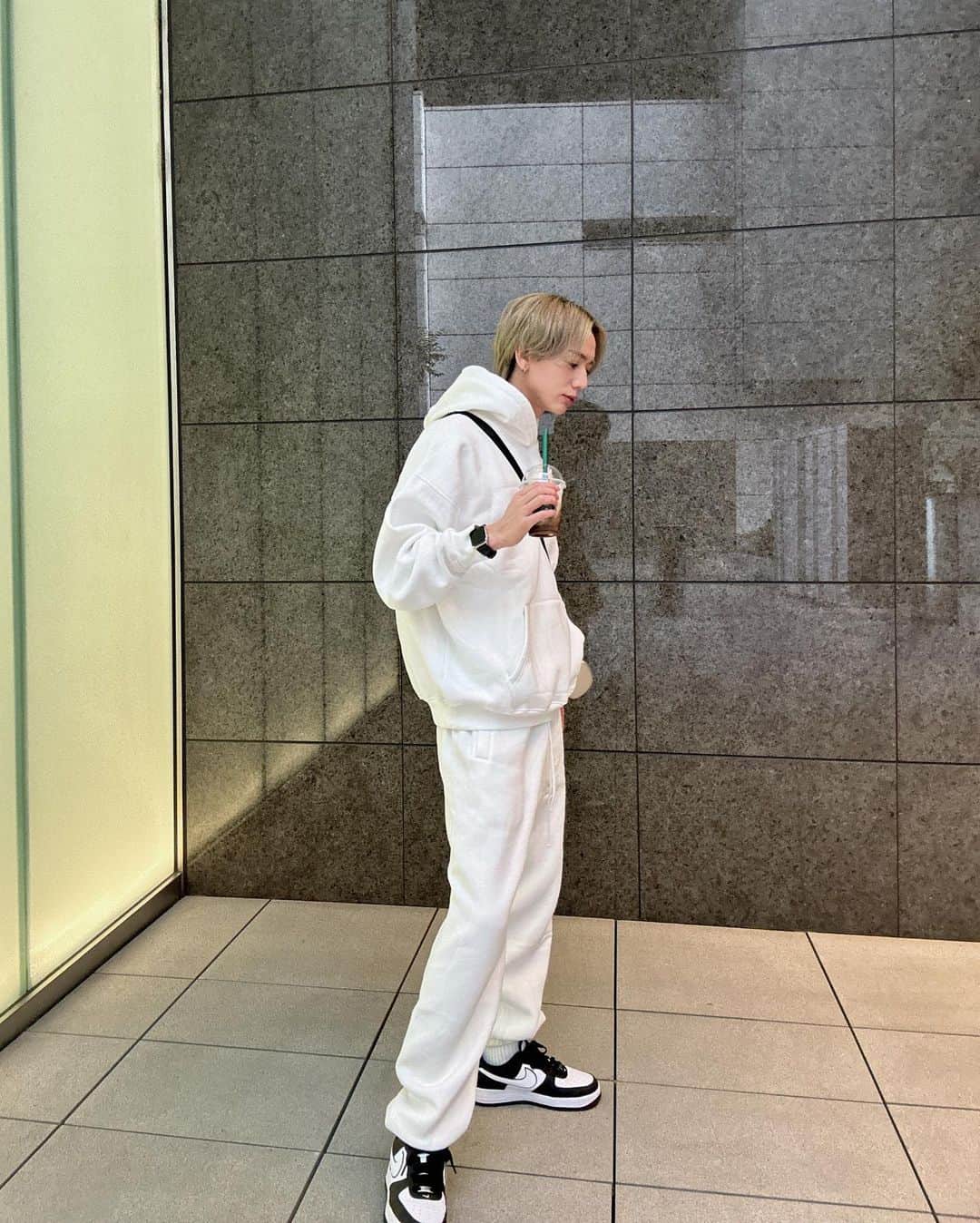 石黒慎太郎のインスタグラム：「⁡ スタバの新作コーラ飲みました🥤 あんまり日中外出ることがないからいつの間にか暖かくなってビックリ花粉ヤバイ」