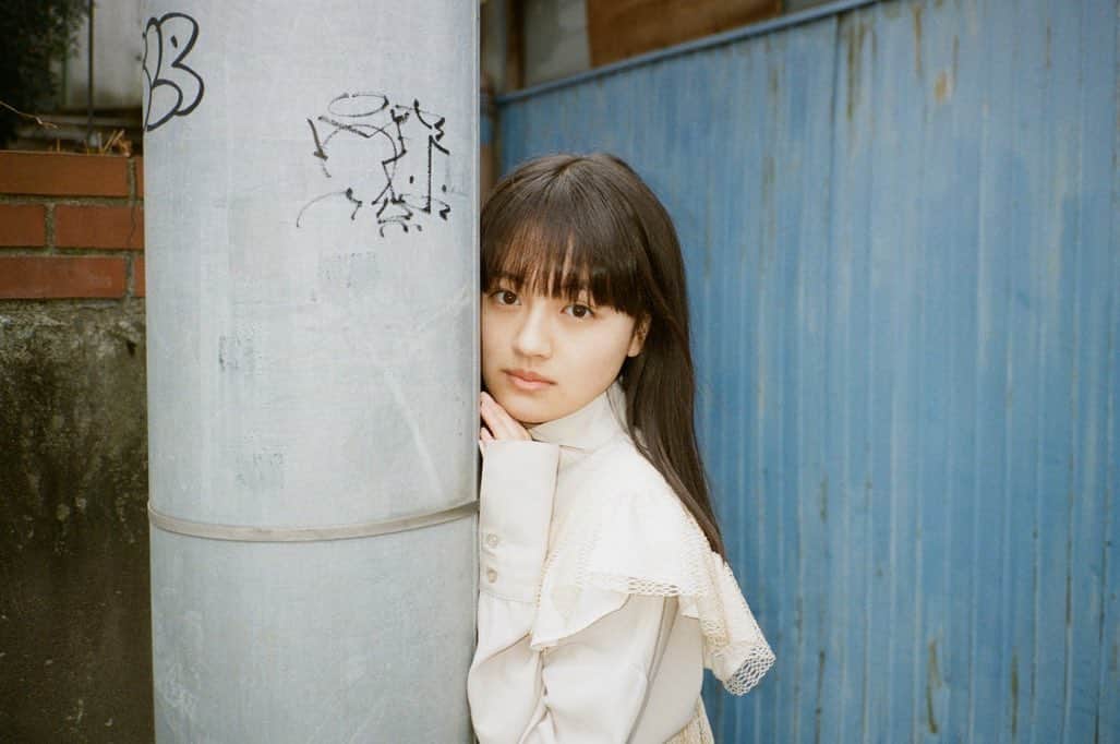 上坂樹里さんのインスタグラム写真 - (上坂樹里Instagram)「.  路地裏てぃーん。に掲載していただきました🟠  フィルムの質感が素敵です。 とても楽しい撮影でした！  ぜひ☺︎  photo&styling @sugiura.yu  h&m @fuseya_yoko   #路地裏てぃーん」3月15日 17時51分 - juri_kosaka