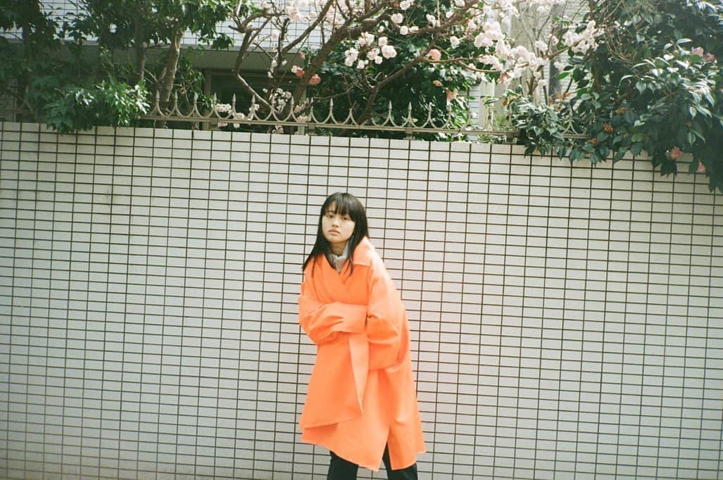 上坂樹里さんのインスタグラム写真 - (上坂樹里Instagram)「.  路地裏てぃーん。に掲載していただきました🟠  フィルムの質感が素敵です。 とても楽しい撮影でした！  ぜひ☺︎  photo&styling @sugiura.yu  h&m @fuseya_yoko   #路地裏てぃーん」3月15日 17時51分 - juri_kosaka