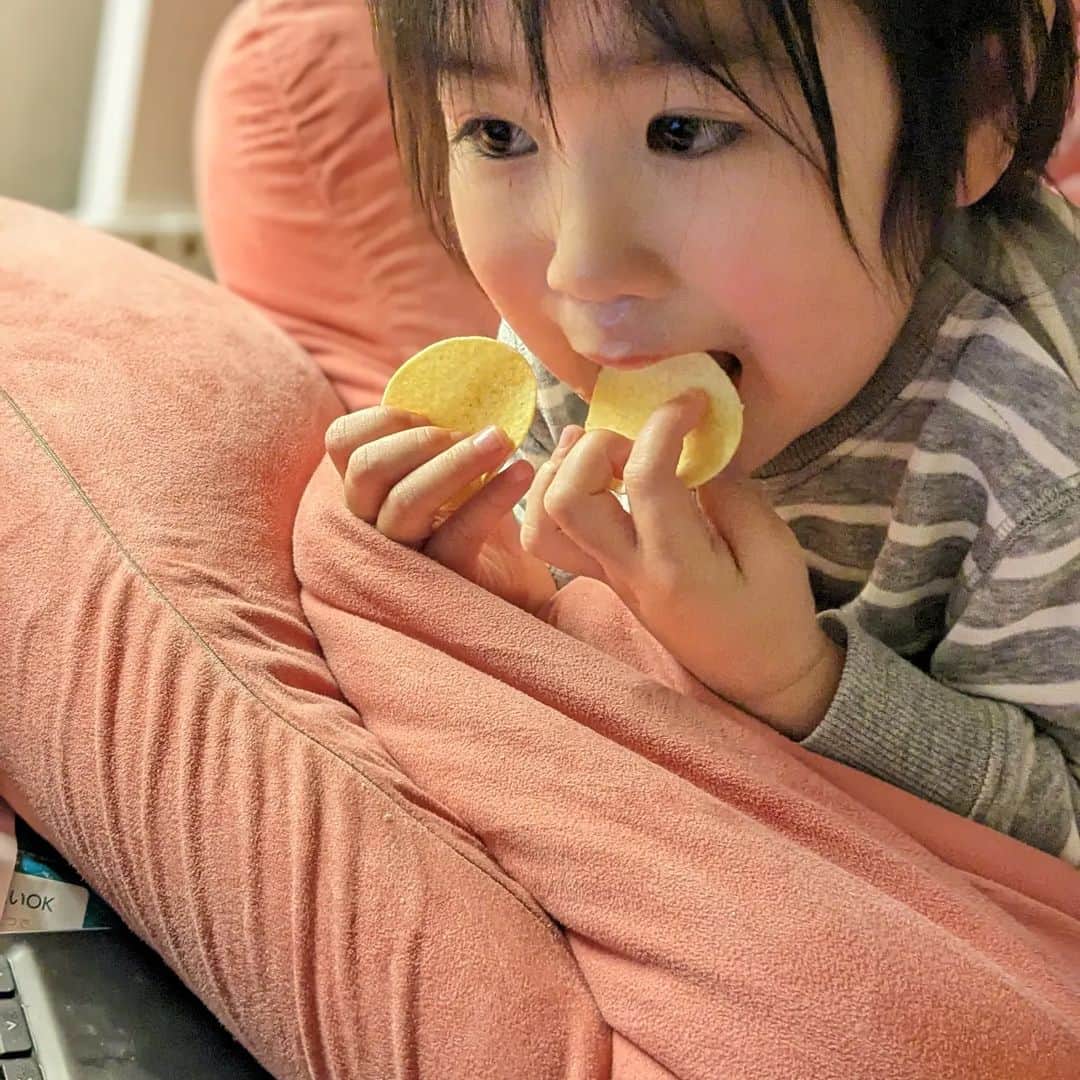 村上福之のインスタグラム：「保育園から、２歳息子が38.1度の熱を出して、食欲もないと言われて、大急ぎで、15時にお迎え。発熱24時間は登園できないので明日もお休み。家についたら36.7度なうえに食欲ありまくり。うぇーい。こんなんばっかり。」