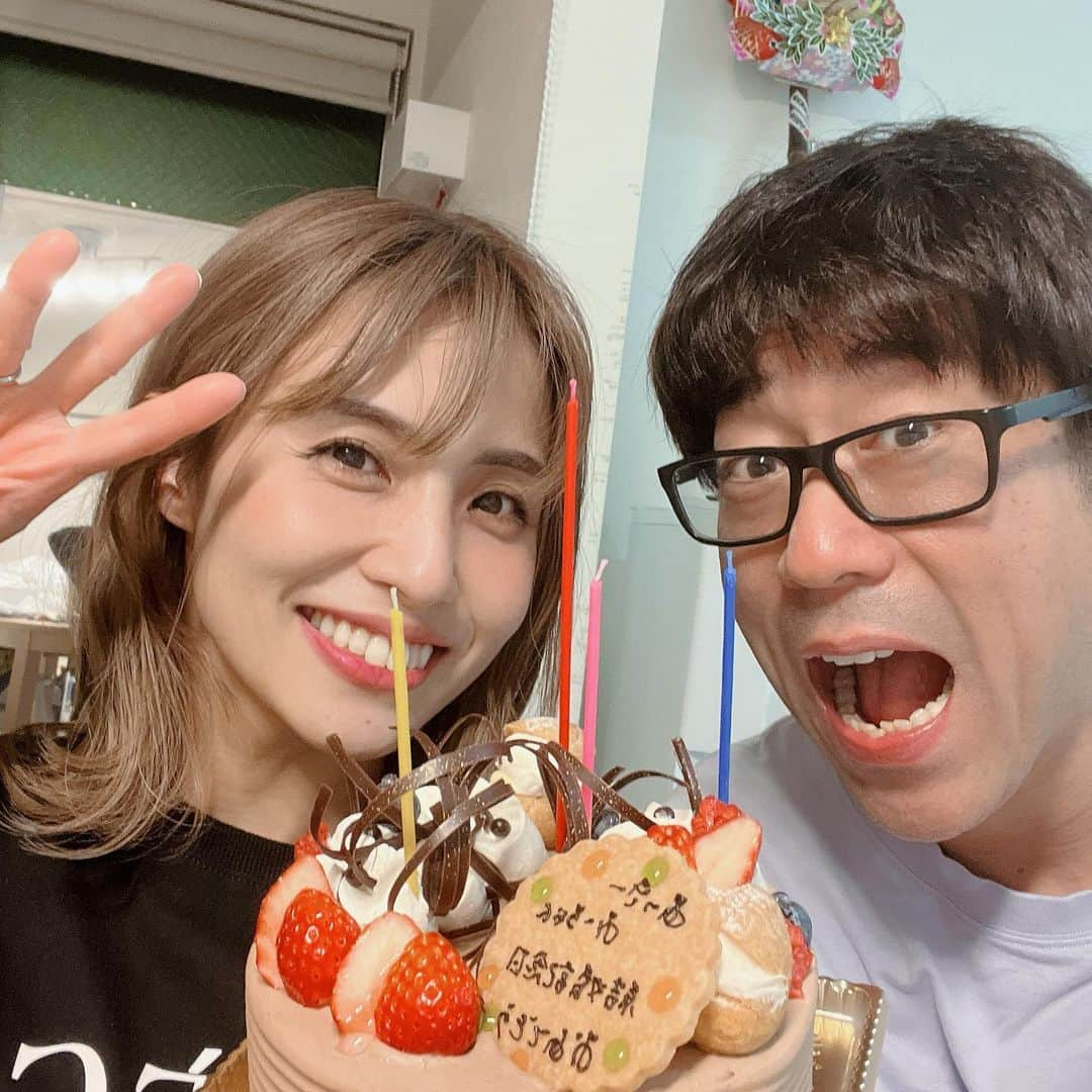 原口恵美のインスタグラム：「⁡ ⁡ 𝐖𝐡𝐢𝐭𝐞 𝐝𝐚𝐲は結婚記念日なので お祝いしました🥰🎂 といってもケーキ食べるくらいですが😋 ⁡ 良い感じに老けてきた私たち🤗 ⁡ これからも山あり谷あり🏔🌋 色々あると思うけど 楽しんで生きていきましょう🥳　　 ⁡👦👦👦👦  𝟏𝟑年目もよろしく〜❣️ ⁡ ⁡ #結婚記念日　#ホワイトデー　 #𝟏𝟑年　#プレゼント　#記念日 #とにかく健康に　#これからもよろしく #ネトフリ　#はまり中 #夫婦 #感謝 #尊敬　#鼻蝋燭 ⁡ ⁡ ⁡ ⁡ ⁡ ⁡ ⁡」