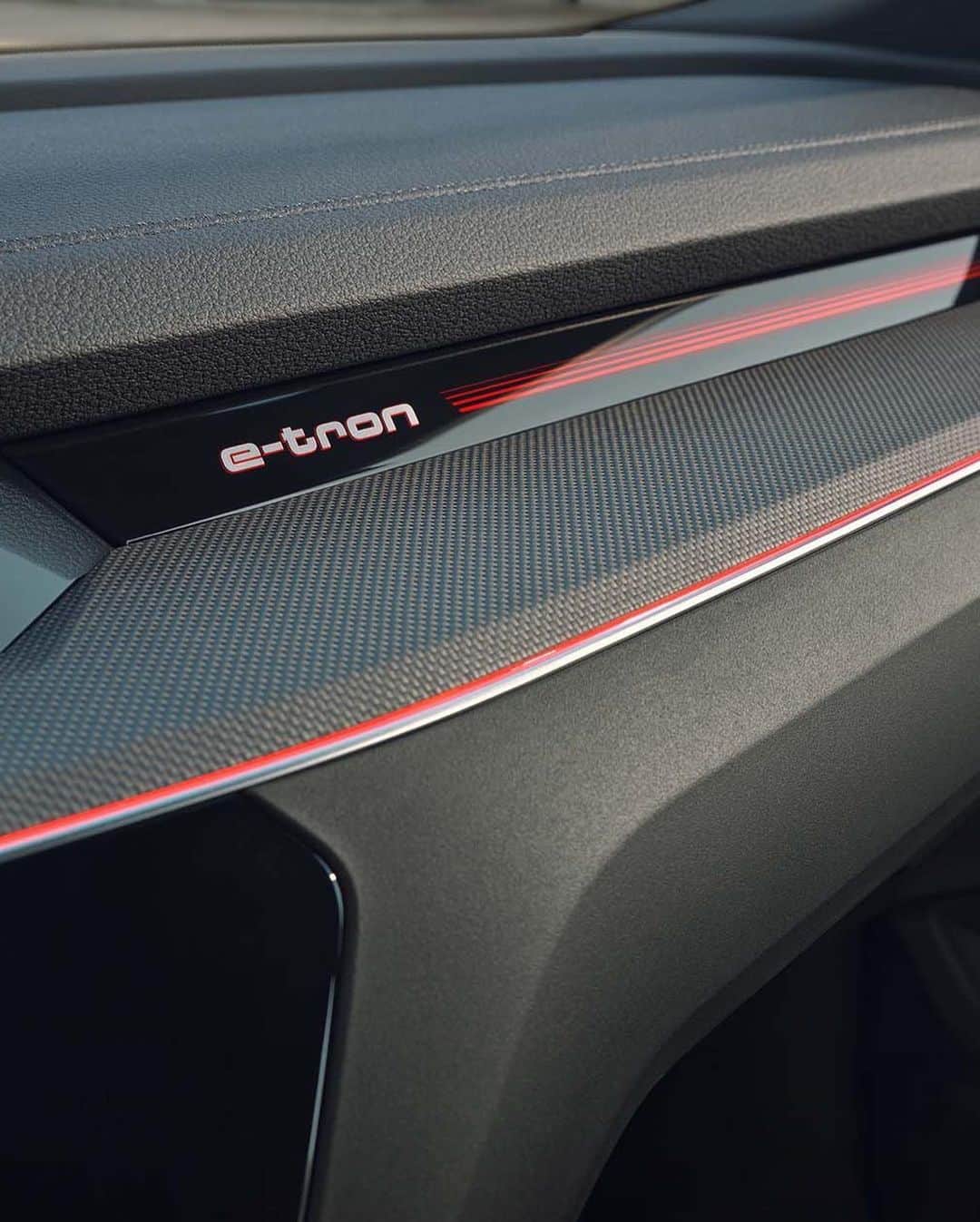 のインスタグラム：「次代を象徴する先進性を誇るAudi Q8 e-tron。 その室内では、リサイクル原料を素材とするパーツが至るところに。  7月末まで全国のe-tronディーラーにて、特別プレビューイベント Audi Q8 e-tron Roadshowを開催中。 詳しくはプロフィールのURLからご確認ください。  *画像は欧州仕様車です。日本仕様とは異なります。  #AudiQ8etron  #Audi #アウディ #アウディQ8etron #AudiJapan #FutureIsAnAttitude」