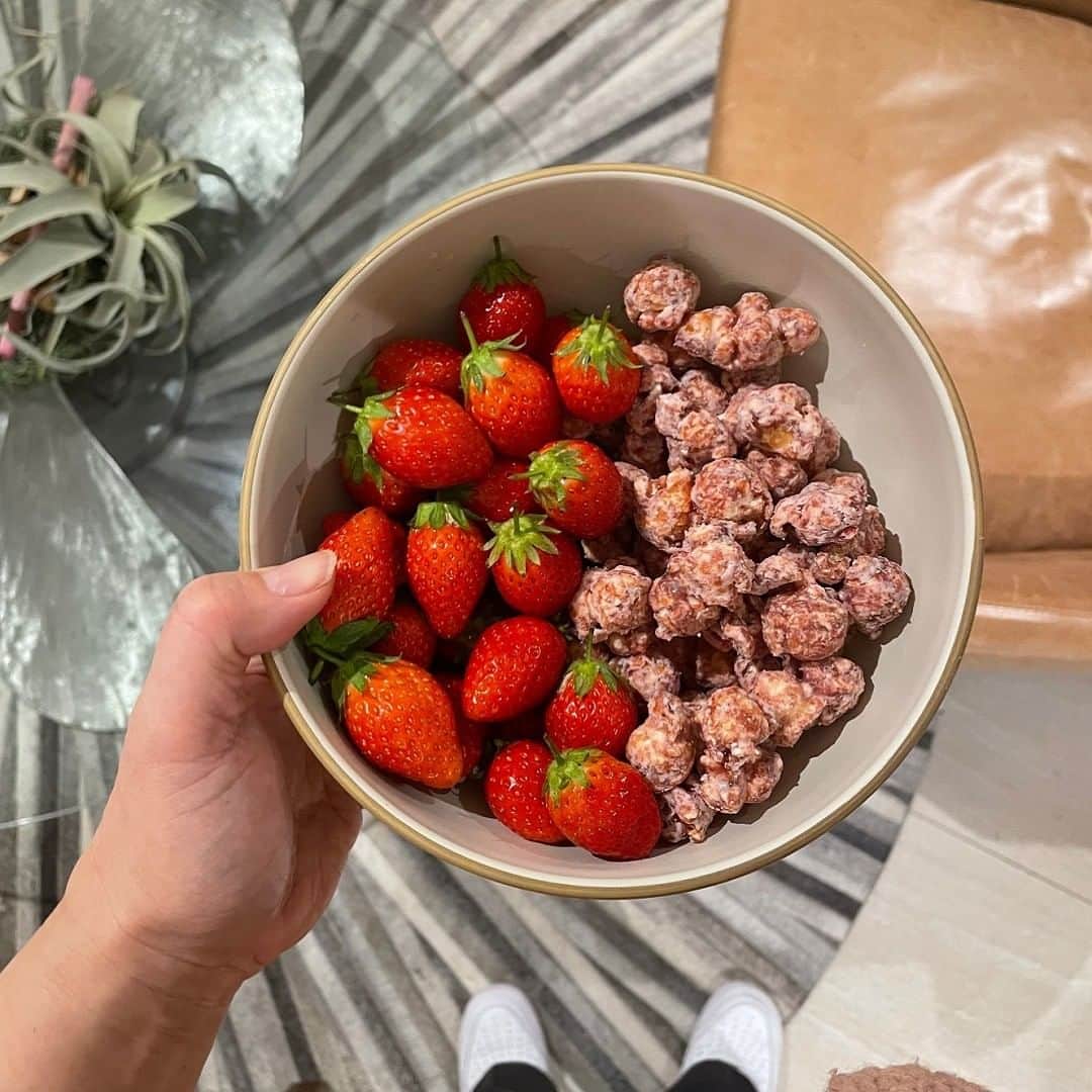 のインスタグラム：「.​ Berry Berry time ​🍓🍓 ​『ベリーベリー ホワイトチョコレート』好評発売中​😍  #garrett #garrettpopcorn #garrettjp #popcorn #ギャレット #ギャレットポップコーン #ギャレットポップコーンショップス #ポップコーン #原宿 #酒々井プレミアムアウトレット #名古屋  #南町田グランベリーパーク #土岐プレミアムアウトレット #岡崎 #イチゴ #ストロベリー」