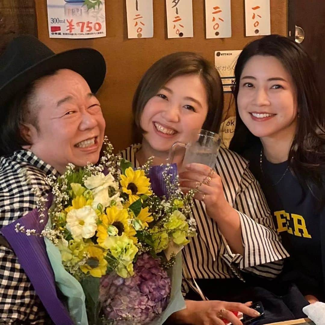 しげるちゃんさんのインスタグラム写真 - (しげるちゃんInstagram)「お誕生日投稿が続いてすいません（汗）先日、人生初の『新井薬師前駅』で下車🚃💦 地元の方に愛される居酒屋さん🏮に集合！ TEAM 73R  @_73r_ のみんなに祝って頂きました。　　 とーーーっても香りのいい花束と、ボクサー武居由樹君🥊に格闘家のベイノア君と、いい男に癒された週末は、誰よりもはしゃぎすぎて疲れました（笑）　　 楽しかったぁ♥️♥️ #新井薬師前 #居酒屋 #73r #誕生日 #武居由樹 ベイノア #アスリート #居酒屋ご飯 #しげるグルメ #花束 #駒鳥 武居くんの #ギャルピース」3月15日 18時00分 - shigeru39