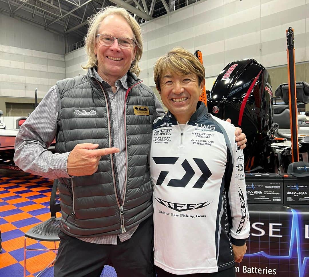 清水盛三のインスタグラム：「キープキャストで偶然にもアメリカの元Bassmaster エリートメンバーのKevin Shortと久しぶりに再会😄 今はアメリカのバスボートメーカーのバスキャット社に勤務してて、まだ僕が現役の頃にケビンがウチのボートに乗らないかって言ってくれてた人物！！ ちょーひっさしぶりに逢えてめちゃ嬉しかった😁 相変わらずナイスガイなケビン・ショートでした😁 ・ ・ ・ #ケビンショート #kevinshort #偶然 #再会 #嬉しかった #全く変わって無かったなー」