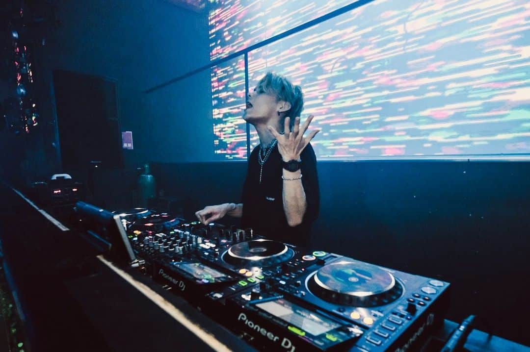 KSUKEのインスタグラム：「That party was so groovy, it was so much fun! Thanks Fukuoka city for an awesome time!🕺🔊💃💫  Pic by @g.m.1982   February 22, 2023 📍@club_canan @pulse_ds」