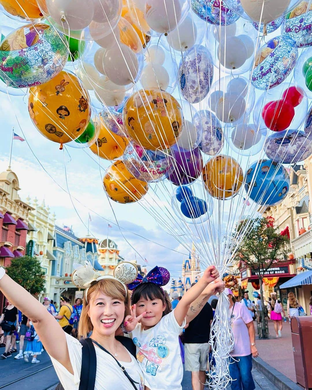 吉田ちかのインスタグラム：「Our Disney World video is up❤️  Photo tip: ask the cast with the bundle of balloons if you can take a photo holding them🎈✨  We just pretended to hold them this time, but 4 years ago they actually let us hold them!   ディズニーワールドの動画がアップされました❤️  記念写真Tips: バルーンを販売しているキャストにバルーンを持って写真を撮っていいか是非聞いてみてください❤️  今回は持ってる風でしたが、4年前は実際持たせてもらいました😆💕   4年前のプリン🤣 スワイプ！」