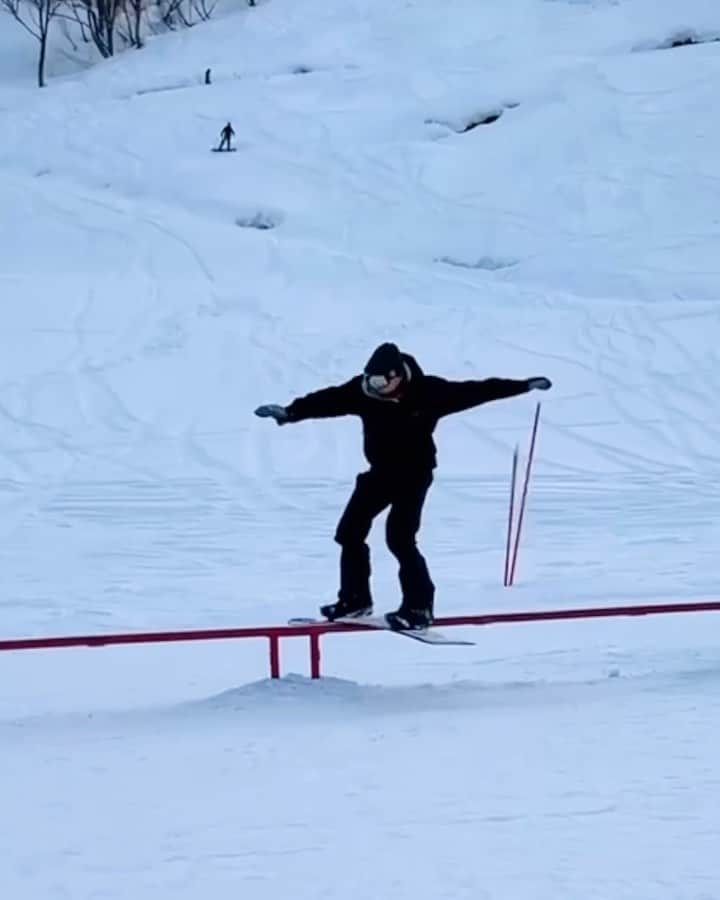 岩澤史文のインスタグラム：「今年のスノボーもいっぱい転けた笑 Had a great snowboarding season.  #snowboarding #スノボー　#スケーター　#なんでこんなむずいん」