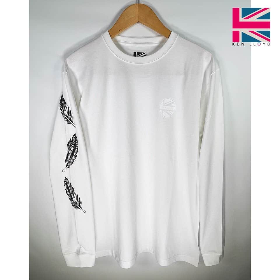ケン・ロイドのインスタグラム：「KL Spring 2023 Item 1 - KL Triple Feather Long Sleeve T-Shirt (受注販売アイテム) On sale Mar 16th 19:00pm ～ (Jpn time)  今回のメイン商品はこちら！ ライブでも着てるTriple Feather YシャツをロングスリーブTシャツとして再現！ こちらは更にシャツのボディーと同色カラーで胸にKLロゴのワンポイントをさりげなくプラス。 ライブのYシャツ同様、WhiteとBlackで、受注販売いたします。 *受付期間は3月16日～3月26日です。  KL Triple Feather Long Sleeve T-Shirt (Pre-order item) We’ve made a long sleeve T-shirt replica of the  Triple Feather Shirt that I’ve been wearing on stage these past few years! In both the Black and White versions, with an added KL Logo on the chest, this Long Sleeve T is available as a pre-order item in L/XL sizes. *Pre-order period will be Mar 16th - 26th.」