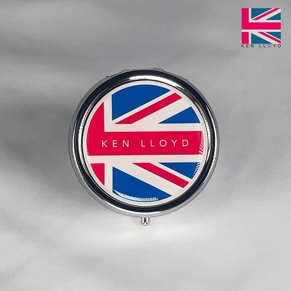 ケン・ロイドのインスタグラム：「KL Spring 2023 Item 2 - Super Mega Pill Box On sale Mar 16th 19:00pm ～ (Jpn time)  花粉症のこの季節にぴったりなKLロゴのかわいいピルケース。バッグに入れるにはちょうど良いサイズなので、お出かけの際、どんなお薬も携帯できます。 ピアスなどのアクセサリー入れにもおすすめ！  The perfect item as the dreaded hay-fever season gets underway. Keep any medication you need close at hand with this perfectly sized KL Logo pill case.」