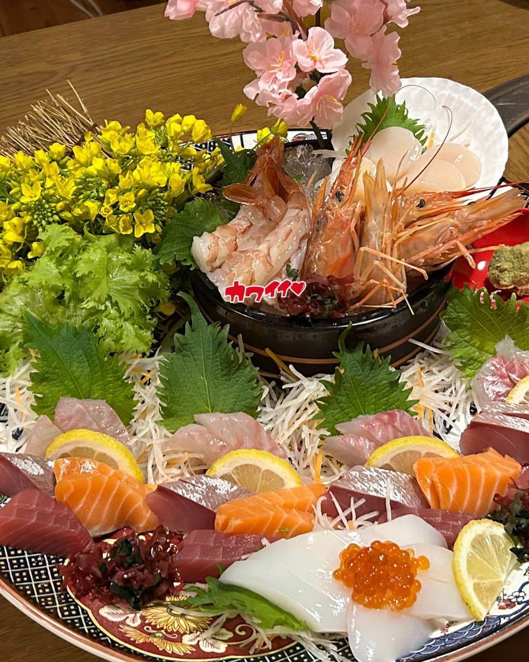 のインスタグラム：「愛媛で食べたおいしいご飯たち自慢させて🍚 この他にも沢山美味しいものを食べました！愛媛はおいしいご飯がいっぱいで素敵な場所だー！！  今度は蛇口からみかんジュース、飲みに行きたい🍊  #愛媛グルメ #みかんと鯛めしだけじゃないよ」