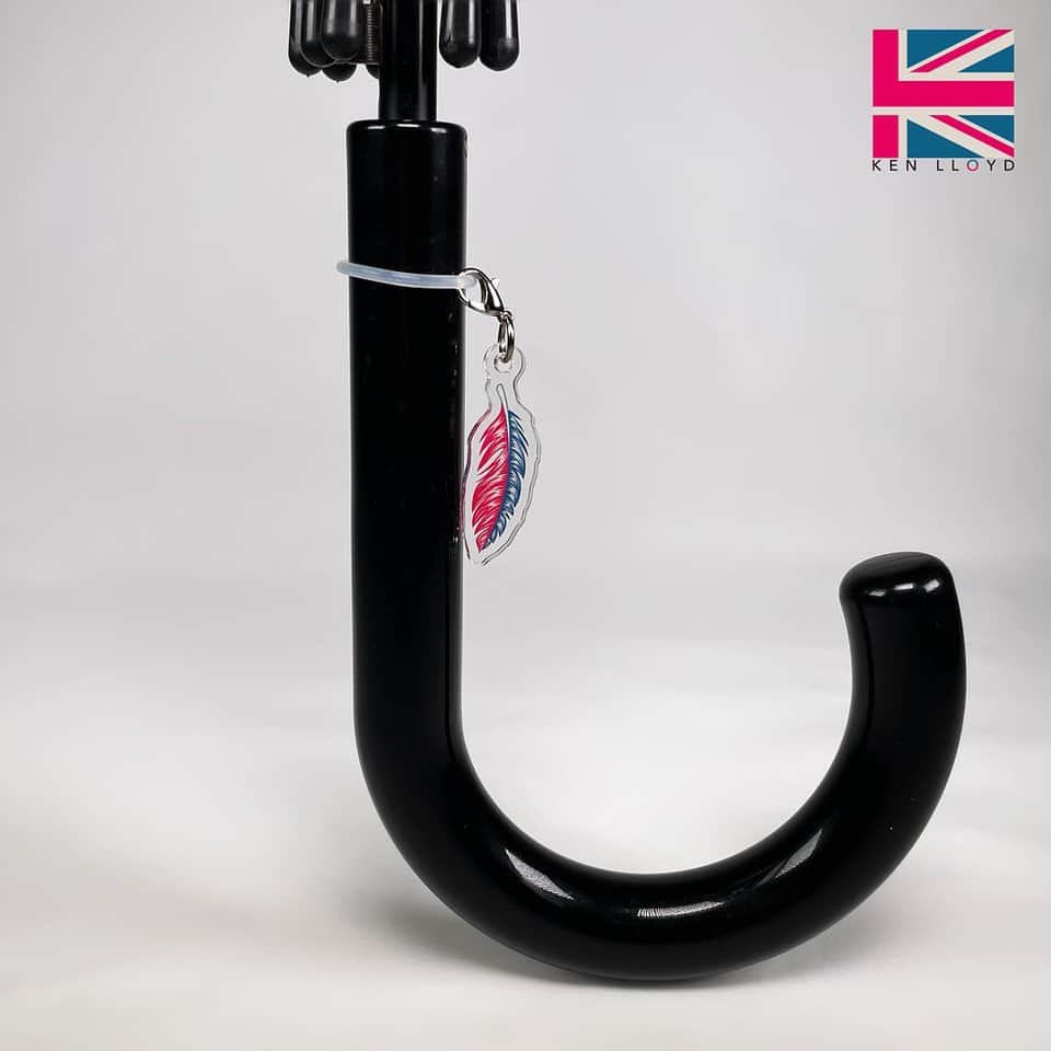 ケン・ロイドのインスタグラム：「KL Spring 2023 Item 3 - KL Feather Umbrella Charm On sale Mar 16th 19:00pm ～ (Jpn time)  ちょっとしたおまけアイテムのアンブレラチャーム。自分の傘がすぐに見つけられるし、傘がオシャレになるよ。ペットボトルとかにも付けられて会社などでも便利です！  A cute little KL Feather charm that’s easy to attach and will make your umbrella just that extra bit special. Can also be attached to bottled drinks etc.」
