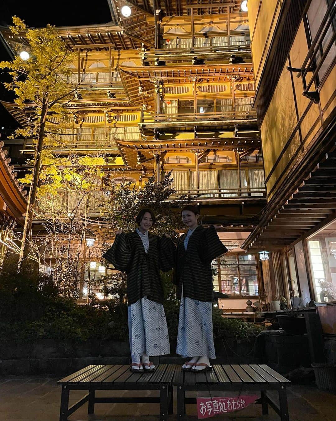 鮎川りなさんのインスタグラム写真 - (鮎川りなInstagram)「#渋温泉  私たちに映え写真は撮るセンスはありませんでした。 #金具屋旅館 に泊まらせてもらったんですけど貸切風呂とかお部屋の雰囲気とか階段の木の感じとか本当に最高でした！！ #長野 #温泉 #ケロリン #女子旅 #trip #千と千尋の神隠し  #案外私射的うまいねん！」3月15日 18時25分 - ayurina_oy