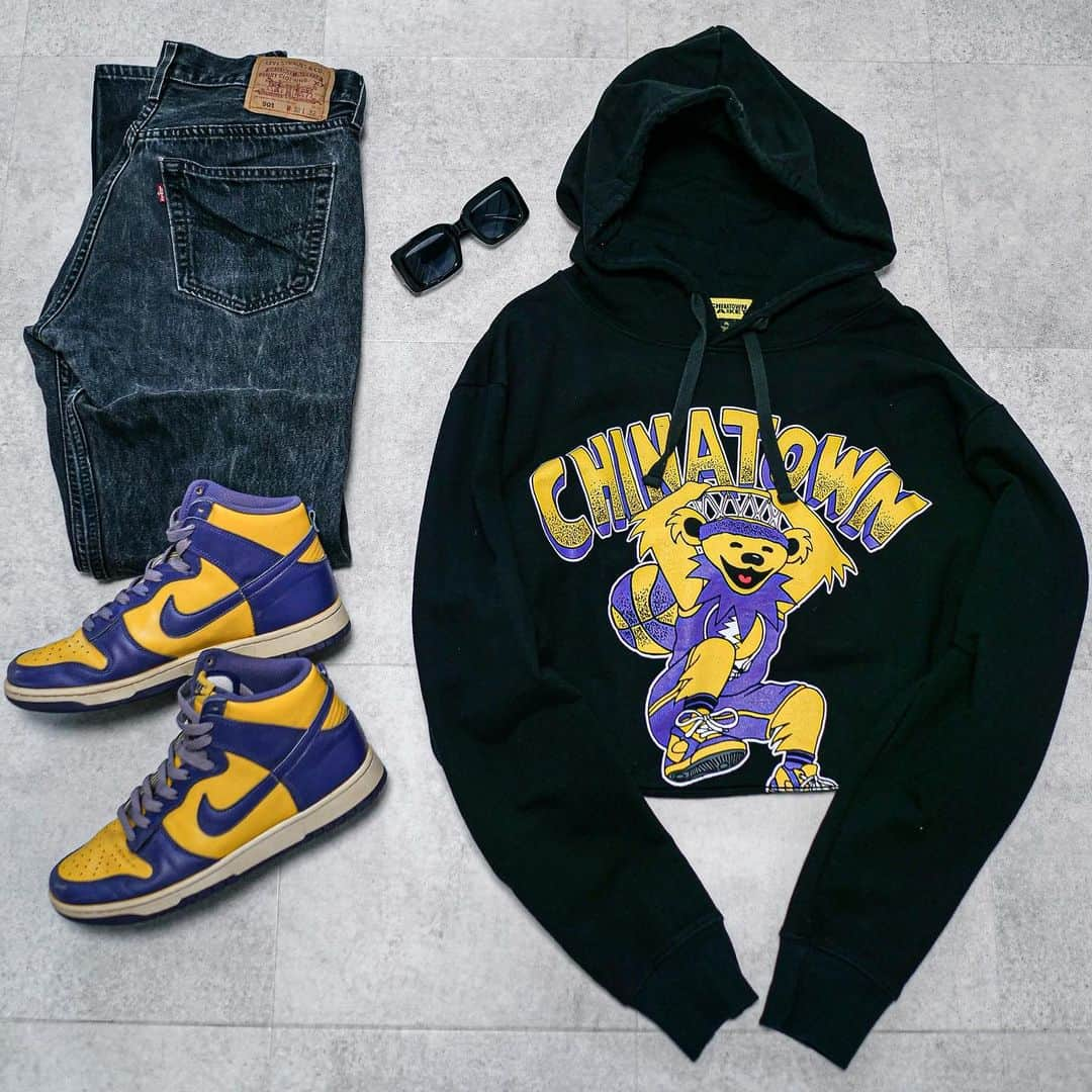 KANJIのインスタグラム：「Lakers🟡🟣  #海外ファッション #海外ストリート #海外コーデ #インポートファッション #mensfashion #mensoutfits #mensootd #ootdmen  #ナイキダンク #レイカーズ #おきがくらぶ #置き画くら部 #海外ファッションコーデ #海外ファッション好きな人と繋がりたい #海外ストリートファッション #ストリート系男子 #y2kファッション #y2kfashion #トレンドファッション #トレンドアイテム #今日のコーデ」