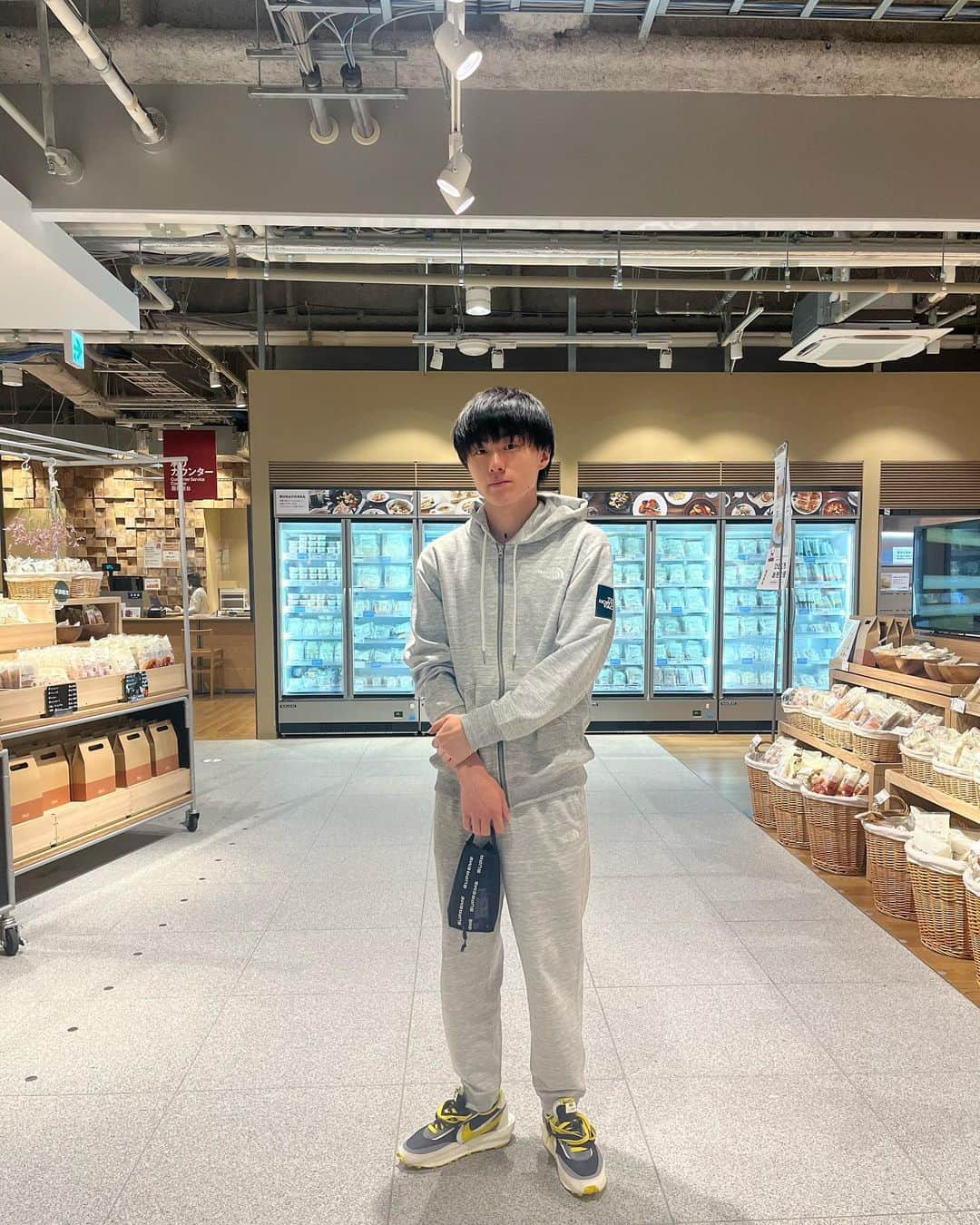 小川智大のインスタグラム：「👕👟❤️‍🔥」