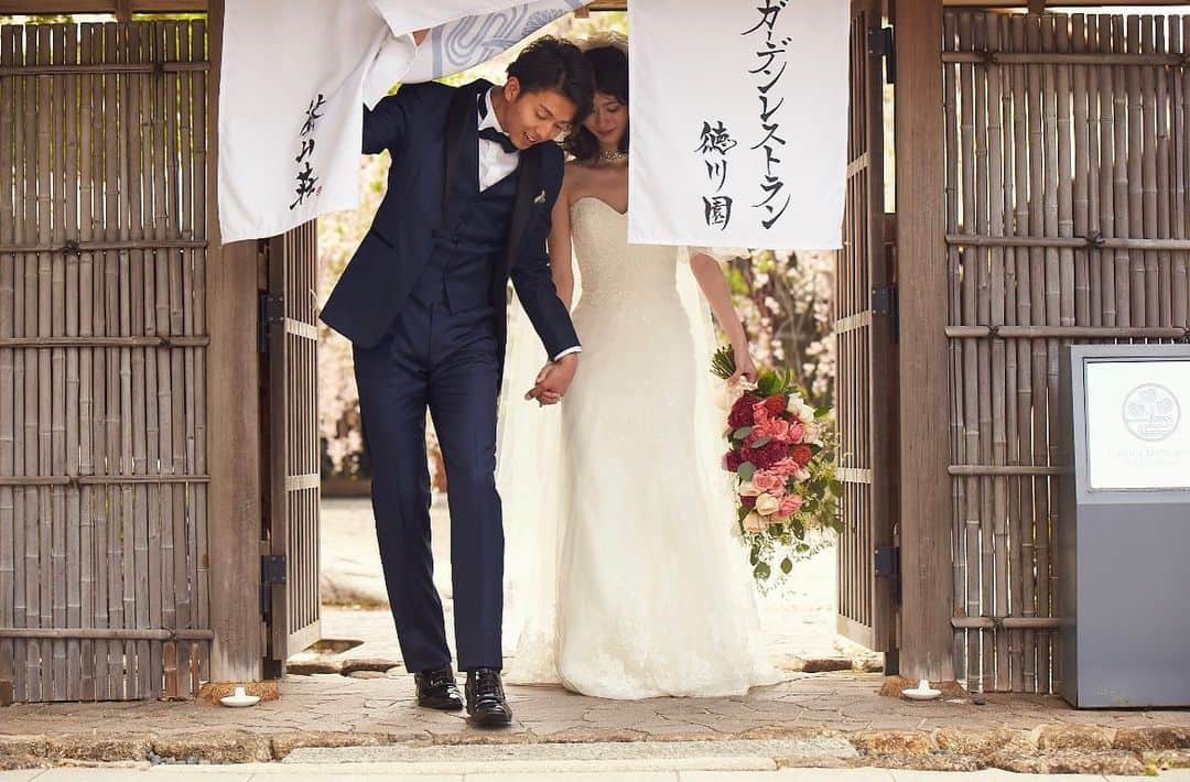ガーデンレストラン徳川園のインスタグラム：「暖簾撮影  ．  他のお写真やウェディングレポートは 下のアカウントより⇩ ▶︎徳川園ウェディング @tokugawaen_wedding ▶︎徳川園ウェディングレポート @tokugawaen_wedding_report  #ガーデンレストラン徳川園 #名古屋花嫁 #徳川園花嫁 #徳川園花嫁レポ」