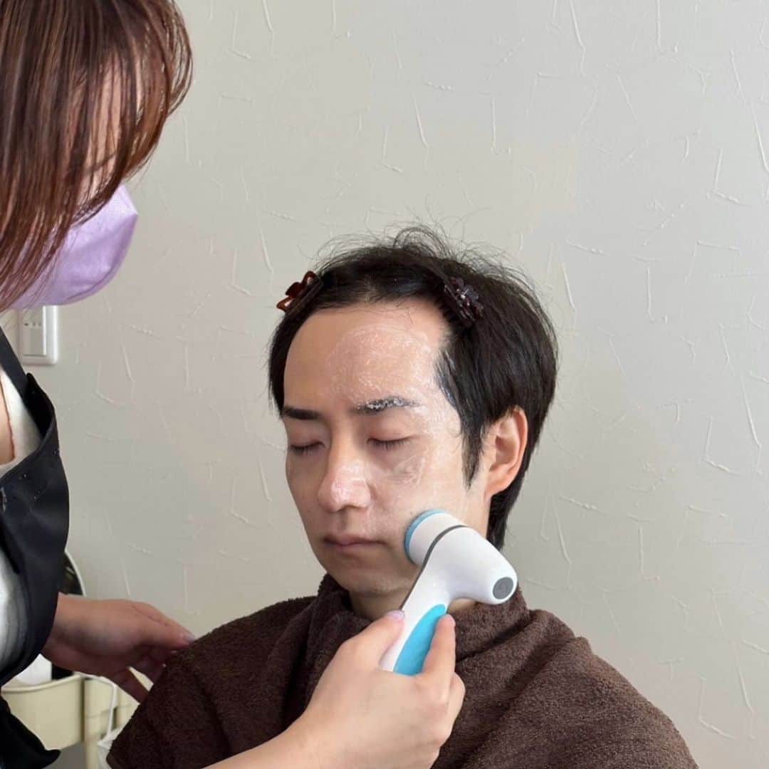 のインスタグラム：「PR 岡山市南区のビューティーサロン・フロールフロールにお伺いして、浅野すずかさん @osuzu_03 にフェイスケアをして頂きました。　  ①カウンセリング 肌質の改善に向けてカウンセリングします。アンチエイジングのスキンケアをすることになりました。 ②クレンジングオイル 男性はメイクしなくても汚れとホコリが沢山付いているとのことで、クレンジングして洗い流して頂きました。 ③最先端美容機器ルミスパ(写真1、動画1) ルミスパは、洗顔をしながらの美顔器(肌に栄養を与える)となり、洗顔と美顔器の同時進行での2分間のケアでした。  💡ルミスパの特徴 「美肌ストレッチ」マイクロパルスオシレーションテクノロジーが、真珠のような光沢とハリのある美しい肌を目覚めさせます。 朝と夜のたった2分のケアで、リフトアップ(肌が引き上がり)し、内側からふっくらと艶のある肌へ引き締めます。　 ヘッドが抗菌シリコンなので肌に優しく痛めません。 クレンザーが美容液配合で、ハリに欠かせない肌のタンパク質を生成させます。  ④小顔リフトアップパック(写真2) (別名ゾンビ🧟‍♀️パック🧟） 顔に塗布して、5〜10分待ちます。 顔の表情筋に働きかけ、筋肉が揉みほぐされ、表面が凸凹になりました(乾燥している場合です)。肌の現在地を知ります。 ⑤パックを洗い流す(写真3) パックを洗い流すと、顔が引き締まりしっとりとした艶肌になりました。 ⑥スキンケア(写真4,5) リフトパックにより肌が柔らかくなりました。弱酸性の化粧水をたっぷりコットンで入れ込みます。 ⑦仕上がり(写真6) 化粧水の後に、美容液、乳液、クリームを塗布します。しっとりもちもちの肌になりました。 ⑧ビフォーアフター(写真7) 弛みのあった肌がリフトアップしていました。しっとりもちもちの艶肌を実感しました。また、毛穴が気にならなくなりました。  💡今回のケアのポイント 弱酸性のスキンケアエステ✨ 遺伝子に働きかける洗顔＆美顔器のルミスパ✨  #フロールフロール #美肌作り #スキンケア #リフトパック #美肌ストレッチ #プライベートサロン」