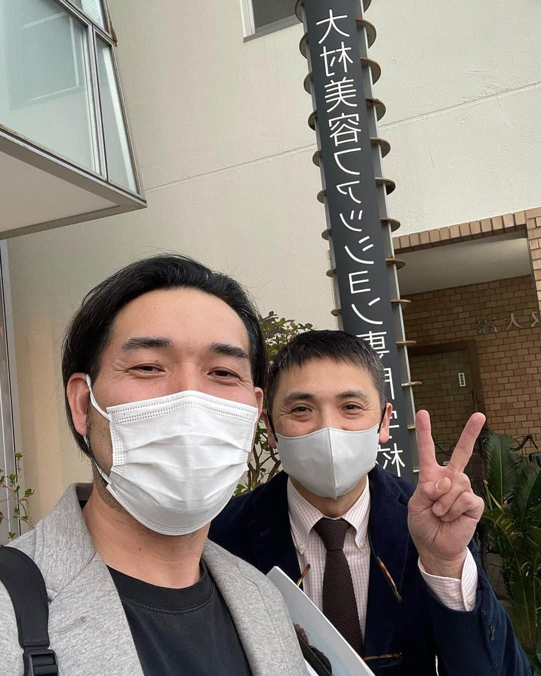 kouzuma ショートマスターさんのインスタグラム写真 - (kouzuma ショートマスターInstagram)「急なアポだったけど最幸の対応頂きありがとうございました😭  学生の事、採用の事 たくさんお話し頂けて 感謝です！ 🙇🏻‍♂️🙇🏻‍♂️🙇🏻‍♂️ また福岡伺います！ ありがとうございました♪  ＊＊＊＊＊＊＊＊＊＊＊＊＊ 美容室Ruttu 東京埼玉の下赤塚、成増、志木で7店舗展開  ⭐️現在スタッフ50名！みんなで成長し、共に未来を創る仲間を募集中！⭐️  【雇用形態】 正社員/パート/個人事業主 【初給与】 <新卒> 210,000 <中途> アシスタント　210,000+諸手当 スタイリスト　240,000〜+諸手当(使用期間あり) パート　時給1,300〜1,800 (使用期間あり) 【諸手当】 交通費(¥15,000)、店販手当、SNS手当 【休日休暇】 年間休日95日＋有給休暇 (新人105日、最大115日)  季節休暇5日、ハネムーン休暇7日 【福利厚生】 社会保険(健康保険、厚生年金、雇用保険、労災保険) 引越し支援制度（社内規定あり） 保育支援制度（育休・産休・出産祝い） 結婚祝い金、社員旅行(2019年石垣島) 独立支援制度（社内規定あり） 健康診断（年一回）  【勤務地】 [東京]  下赤塚、成増 [埼玉]  志木 【応募資格】 理美容師国家資格 理美容師国家試験受験資格のある方  お問い合わせ先　有限会社ルッツ　求人担当 TEL. 048-424-7928 公式LINE (インスタプロフィールURL)  【こんな方を歓迎します】 ★人間関係の良いサロンで働きたい ★アットホームなサロンで働きたい ★練習が沢山できる環境で働きたい ★２、３年以内にスタイリストデビューしたい ★撮影やクリエイティブ活動に力を入れたい ★着付け、メイク、ヘアセットに力を入れたい ★理容も美容もどちらもやりたい ★家事・育児と仕事を両立したい ★長く勤めたい ★みんなで助け合って支え合える様なサロンで働きたい ★充実した待遇で将来を安心して働きたい  ⭐️LINEでリクルーターに質問しよう！⭐️ 「ルッツのことをもっと知りたい！」そう思った方はプロフィール欄の@ruttu_companyのURLをクリックしてLINE友達登録！ 聞きたいこと、わからないこと何でも聞いてください😊  ルッツは見学・説明会を随時行っております‼️ いつでもお問い合わせお待ちしております🙇‍♂️  #中途採用歓迎  #美容室 #美容院 #美容師アシスタント #美容師国家試験 #美容師の卵 #美容師求人 #美容師転職 #美容師募集 #美容師になろう #美容学生とつながりたい #美容学生 #東京美容室 #ルッツ #下赤塚美容院 #成増 #志木」3月15日 18時31分 - kouzuma