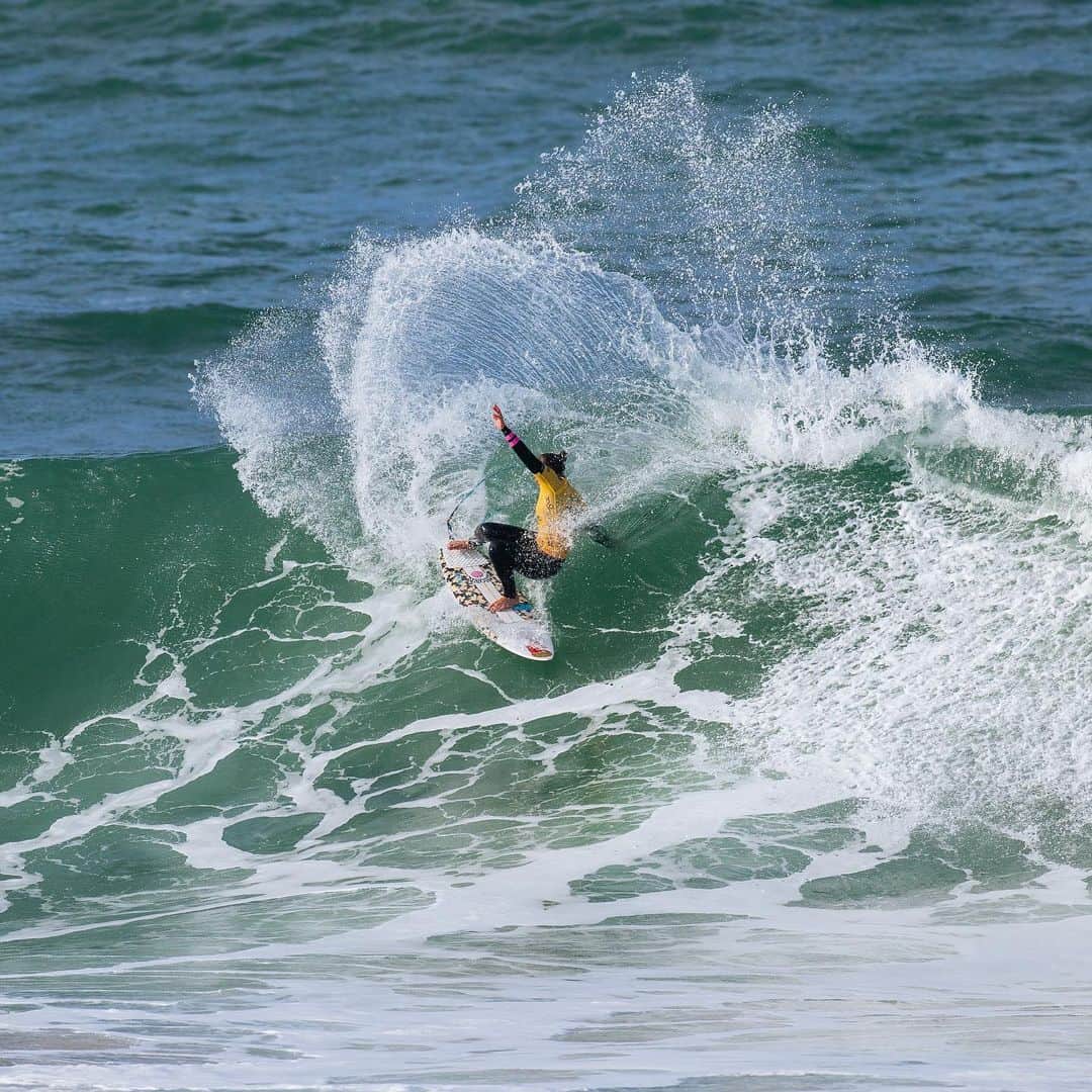 カリッサ・ムーアのインスタグラム：「Thank you Portugal 🙏🏼 A short run for me in the event but enjoyed the adventure with my friends. One team, one dream ✨ This years SuperTubes was a true test of mental and physical resilience and being present in the moment. Congratulations to @caitysimmers @joaochumbinho on your well earned maiden victories 👏🏼 Mahalo to my team for all the love, support and encouragement 💕」