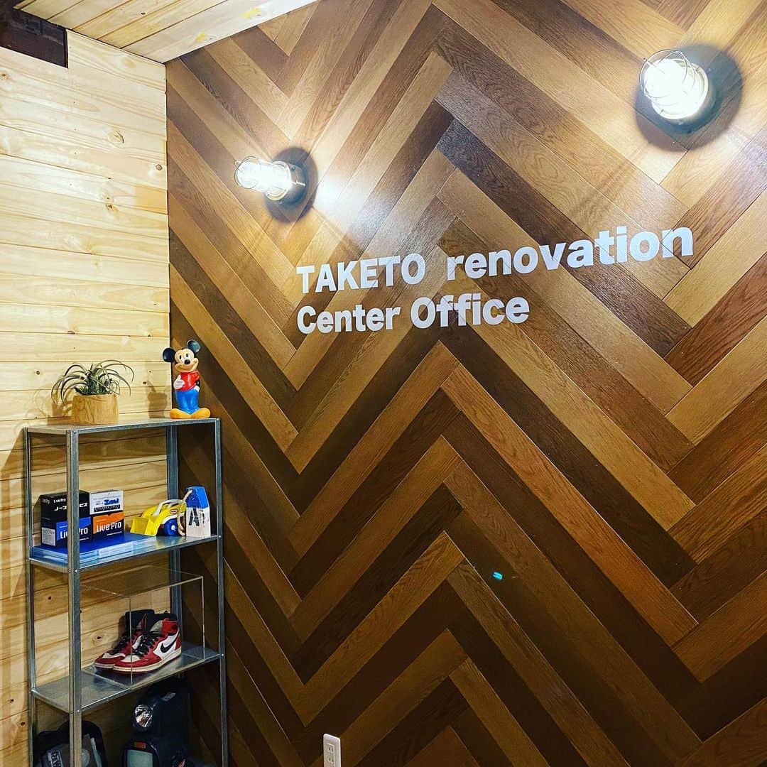 タケトのインスタグラム：「@taketo_renovation  のオフィス 築35年の空き家をセルフリノベーション #空き家 #壁 #ヘリンボーン #マリンライト  お問合せは @taketo_renovation  へＤＭ下さい！」