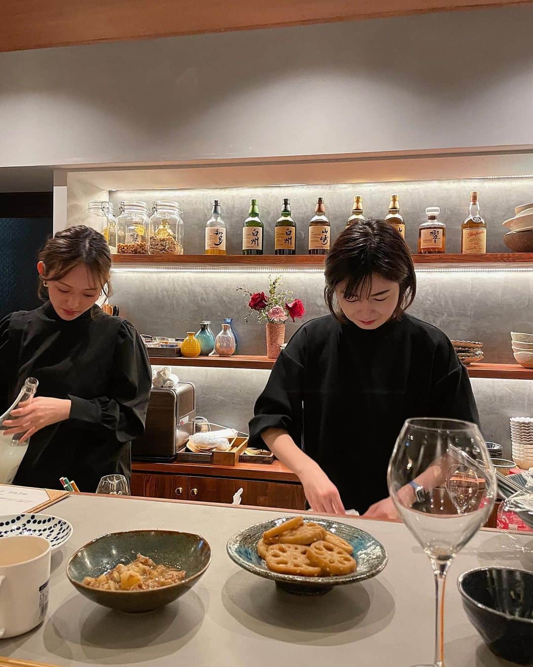 稲川千里さんのインスタグラム写真 - (稲川千里Instagram)「お友達が麻布十番にとっても最高なおばんざいスタンドをOpenしました🍆  そういえば実家では毎日食卓におばあちゃんのおばんざいが並んでいたよなぁ、美味しかったなぁって。そうそう、なんだかんだこうゆうのが食べたくなるのよねって😌🥢  仲良しみんなでお祝いしに行って、食べて飲んでとっても楽しい夜でした🌛  子ども達が途中からカウンターに入ってお手伝いし始めて可愛すぎたなぁ〜🧒🏻👧🏻💓  まいちゃん、ゆいたん  おめでとう🌸  みんなも行ってみて欲しい🫶🏻  #きぬぎぬ #おばんざい」3月15日 18時34分 - chiicamera