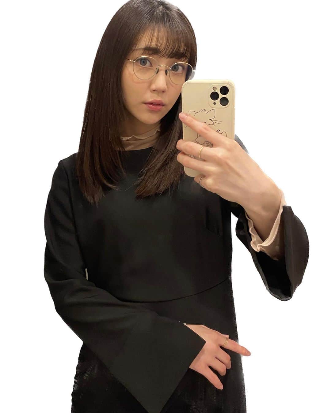 山谷花純のインスタグラム：「ジャージ&スエット大好きなのです。 26歳。立派な大人。 ちゃんとしようと心がけて過ごす2023年。」