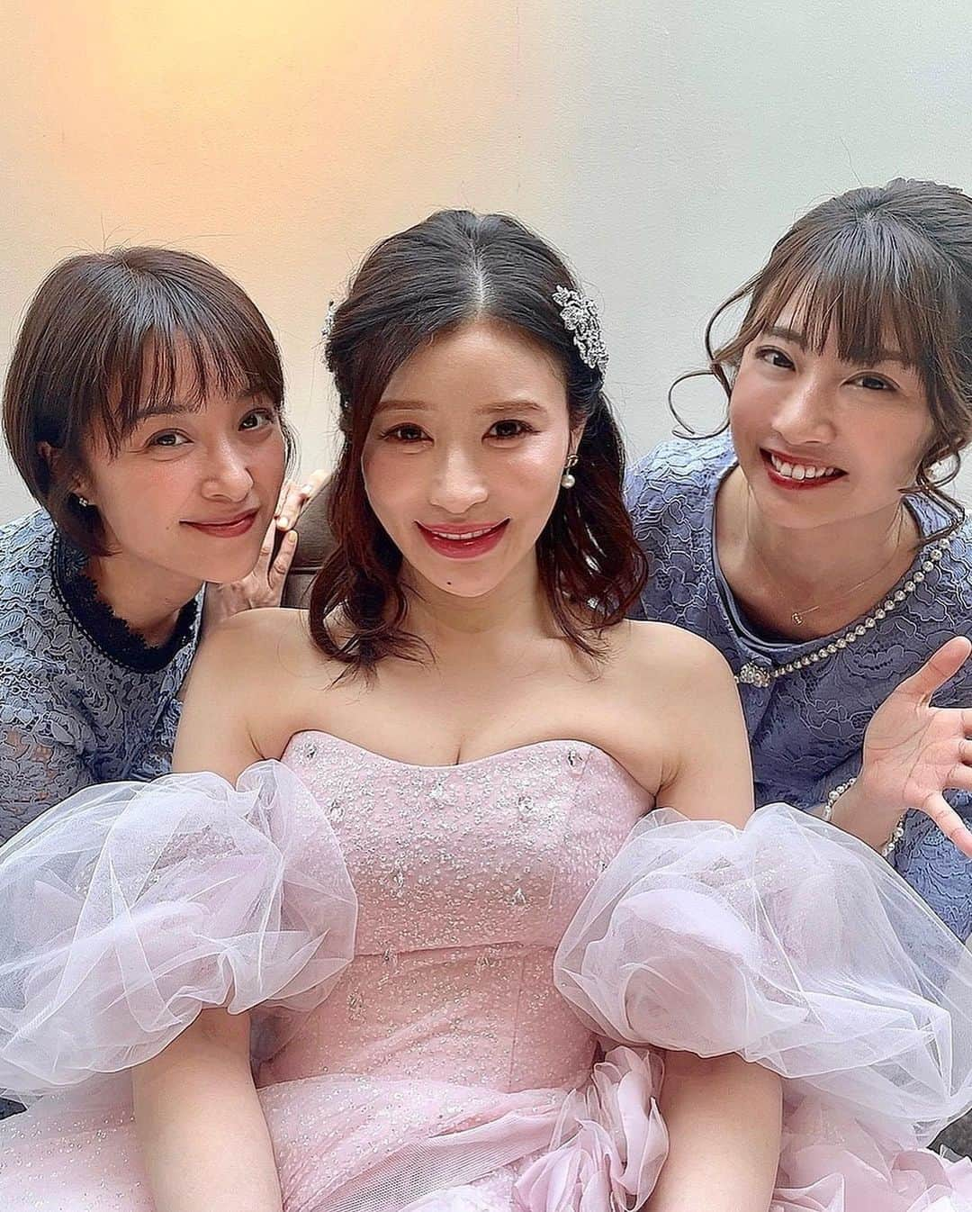 古川真奈美さんのインスタグラム写真 - (古川真奈美Instagram)「. . 先日てじさまの結婚式に参加してきました️👰‍♀️🤵‍♂️🌷 ⁡ ずっと楽しみにしていた、てじさまの結婚式💐 前日からソワソワドキドキしてた😂✨ ⁡ てじさんが出てきた瞬間、 勝手に涙が溢れでてきた… それもびっくりするほど…😭😭✨ ⁡ めちゃくちゃ綺麗で輝いていて、お姫様そのものでした👸💕 ⁡ てじさんのパパとママもずっとニコニコしてて本当に愛に溢れていた🥹❤️ ⁡ こんなに泣いたの久しぶりってくらい、泣いた、、、笑 ⁡ 胸が熱くなって心臓がきゅーーっ💘てなってずっとポカポカしてた🌸 感動的な結婚式だったな〜🥹✨  素敵な旦那さまで心から安心しててじさんを任せられます☺️🌸 ⁡いや〜本当によかったあああ！！！！  ずっと幸せでいてください♡ てじさま大好きです❤️ ⁡ ⁡ ⁡  #手島優 さま #結婚式 #終始感動 #可愛すぎて泣ける #顔面好きすぎる #ドレス姿やっぱり泣ける #みひちゃんと衣装がオソロっぽくなったw #ずっと幸せでいてね #instalike #instamood  #ootd #东京 #扎心了 #ow #맞팔 #instapic  #팔로우미 #instaphoto #instagravure #girl #glam #followme #japanesegirl #selfies」3月15日 18時35分 - mana_0619