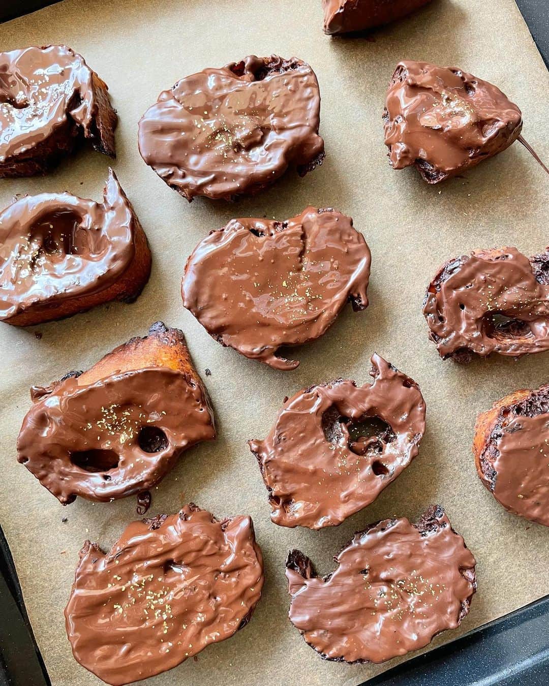 松本翔さんのインスタグラム写真 - (松本翔Instagram)「#chocolaterusk 🥖 ⁡ 好きなお店のバゲットを使ったチョコレートラスク。 カカオ56%のダークチョコレートと牛乳を合わせたチョコ液にバゲットを浸してオーブン。仕上げにチョコレートで表面を2度コーティング。バゲットは間違いなく抜群に美味しいし、コーティングがいびつなのはご愛嬌の手作りの印𓐐𓌉𓊤 ⁡ @pain_prunelle  ⁡ #rusk#chocolate#chocolatesweets#cacao#baguette#homemadesweets#ラスク#チョコレートラスク#チョコレートスイーツ#バゲット#バゲットアレンジ#おうちカフェ#お菓子作り#手作りスイーツ#滋賀#パンプリュネル#松本食堂」3月15日 18時50分 - matsumotosho444