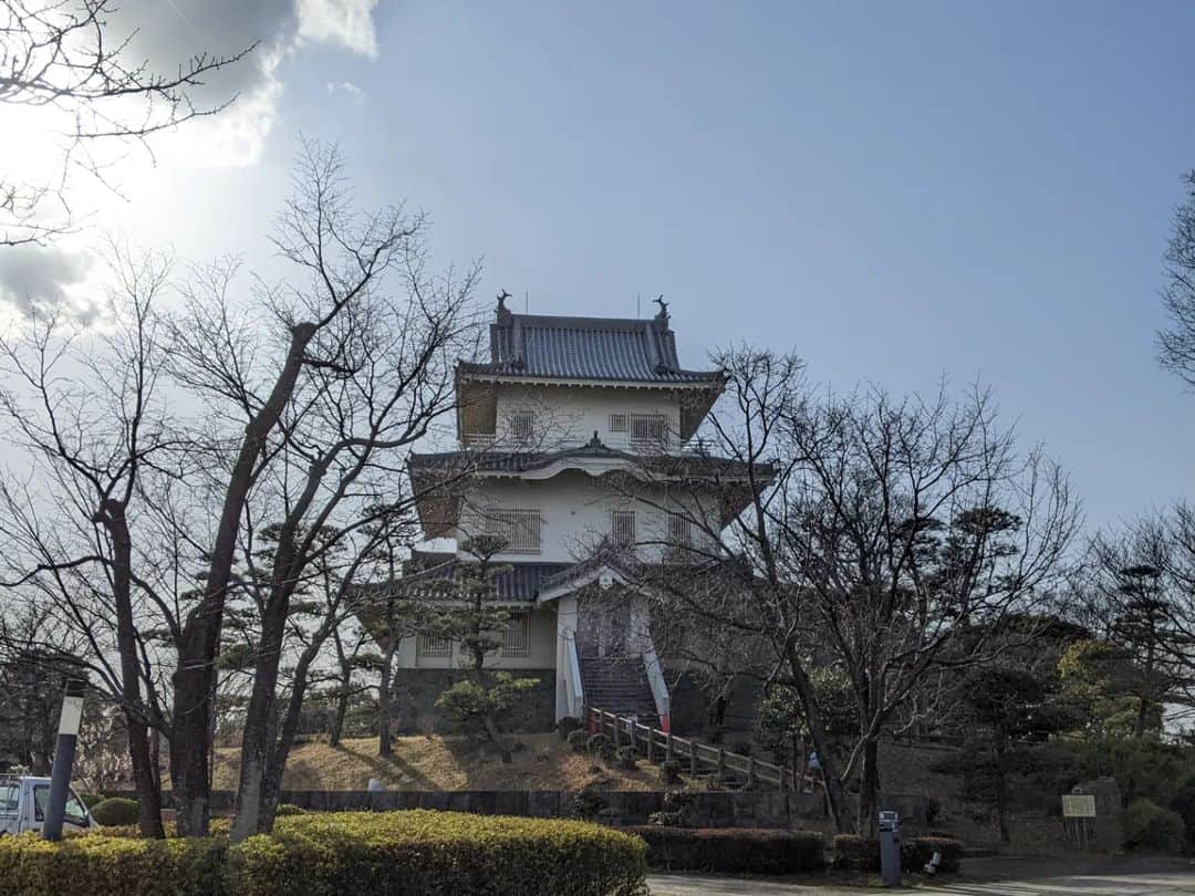 平岡亜紀さんのインスタグラム写真 - (平岡亜紀Instagram)「多分なんかちょっとだけ、ふわふわと頼りない足取りで銚子を出た。オンステージの現場に穴を開けながら、それでいて一人で埼玉へと乗り込むものだから、妙に心細くて虚ろだった気がする。もしくはちょっとだけ疲れていたのかもしれない。。  そんな足取りで向かった、第1回彩の国市民映画祭。  会場につくと、『廻岐』『父さん』でお世話になった、柴田明良 @akiyoshishibata さんや、八王子映画祭で出会った北林くん @kitaba_yuki に会えまして、心細さも何処かへ消えた。  そして、本当に予期していなかったのですが監督作『知らない息子』が大賞を受賞しました。  最初から最後まで片っ端からしっかりと腰を据えて、深く掘り下がりまくって入選作品たちと対峙してやるんだ。と臨んだ映画祭。ほんとに素晴らしい作品ばかりで、まさか知らない息子が呼ばれるとは。。と、驚きまくりました。  心の底から光栄です。益々頑張ろうとメラメラしてます。  関係者の皆様、本当にありがとうございました。  素直に素晴らしい映画だなと圧倒された『ミヌとりえ』のジニュン監督 @jinyung21 、『にしきたショパン』の竹本祥乃監督ともご飯に行けたり。。ど派手に有意義な時間でした。  今後とも宜しくどうぞお願いします！  #第一回彩の国市民映画祭」3月15日 18時48分 - akihiraoka1211