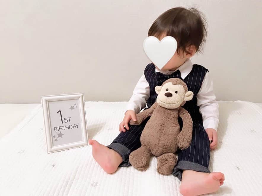 星河るいのインスタグラム：「. . 𝟣𝗌𝗍 𝖡𝗂𝗋𝗍𝗁𝖽𝖺𝗒☆.* 𝟫𝟨𝟦𝟧𝗀 → 𝟫𝟫𝟢𝟢𝗀 (+𝟤𝟤𝟧𝗀)  生きてることが当たり前じゃないと きったんの時に知ったからこそ １歳まで無事に生きてくれたことが嬉しい👏˖* 本当におめでとう🎂！！  ＊下の歯２本生えた ＊家の中では結構歩くようになった ＊でも靴履くとあんま歩かない ＊手繋げば歩く ＊ちょうだいって言うと持ってる物くれる ＊ハイタッチができるように ＊なんでも物投げる落とす ＊とにかく可愛い大好き  毎月恒例の月齢フォトもこれにて終了！ 日に日に怪獣感が増して 今回も撮るの大変だったーーー！🦖 . . #1歳#1歳誕生日#おめでとう #男の子ベビー」
