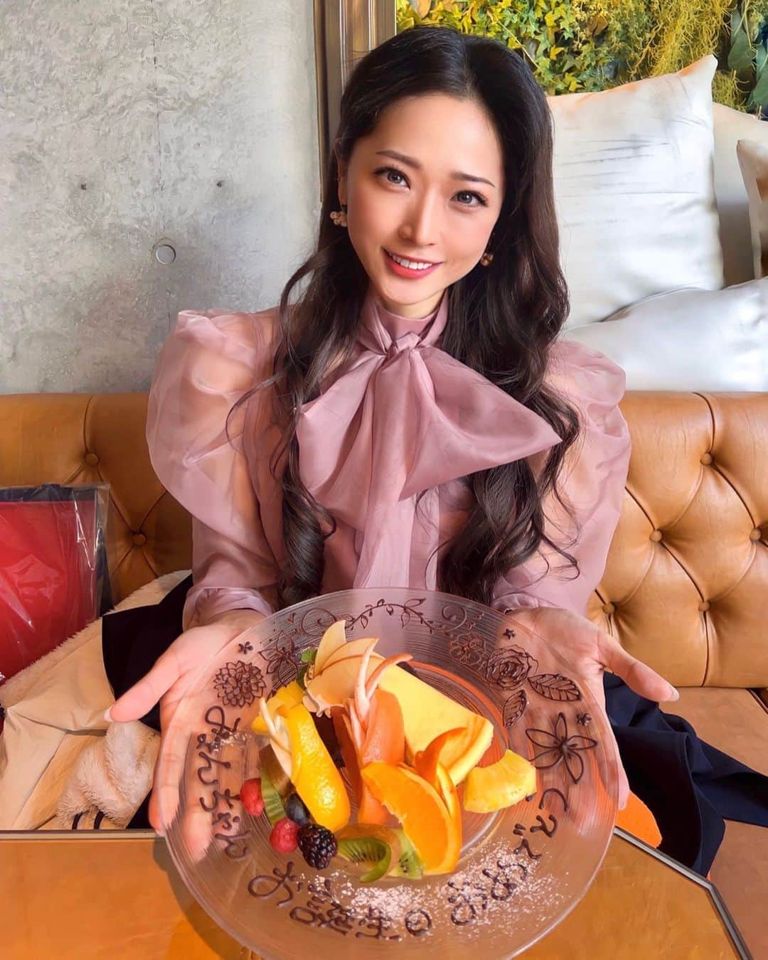 藤井明恵のインスタグラム：「𝟑/𝟏𝟒 𝒎𝒚 𝒃𝒊𝒓𝒕𝒉𝒅𝒂𝒚🎀‎🎂🤍🫧 . 沢山のお祝いの言葉をいただき 大切な人たちからの温かい大きな愛に触れて 今年も最幸な歳のはじまりでした‎🤍 . 私の自慢で誇れる事は ”傍にいてくれる大切なみんな”の存在💐 . 嬉しい時自分の事のように一緒に喜んでくれて 辛い時ずっと側にいて一緒に涙してくれて . どんな時も幸せを願ってくれて 生まれてきてくれてありがとうって 大切なみんなが愛情いっぱいに伝えてくれて 幸せな涙が止まりませんでした。😢✨️  まだまだ未熟すぎて、支えて貰ってばかりの私ですが 大きな愛に守られながら、日々少しずつ培われていく自分の感性が楽しみでこれまで見ていた景色もまた違う素敵な素敵な景色に見えたり、皆のお陰で本当に幸せを感じさせて貰えています‎🤍 . いつまでも感謝の気持ちを忘れずに これからも素直に謙虚な心で愛を持って、 自分らしく強くまっすぐに歩んでいこう💐‎🤍  出逢って下さった全てのみなさま 心からありがとう☺️🌸 . . #mybirthday #314 #thankyou」