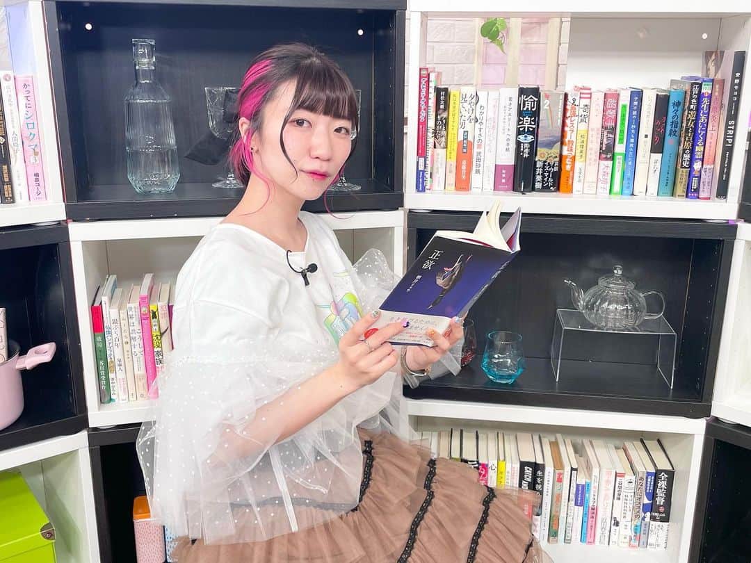 ぱいぱいでか美のインスタグラム：「友人の本持ってキメ顔するやつ . 毎週火曜深夜2時からBS12で放送のBOOKSTAND.TV📗 今月のゲストさんは 2/7･14 Aマッソの加納愛子さん❤️ 2/21･28 東京オリンピック金メダリスト 入江聖奈さん🐸 YouTube限定コンテンツ サッカー店長こと龍岡歩さん⚽️  放送アーカイブは全て番組公式YouTubeにあります！ 今月前半の加納さんの見逃しちゃった方は是非YouTube見てください👀 . #BOOKSTANDTV #BS12 #Aマッソ #加納愛子 さん #入江聖奈 さん #龍岡歩 さん #サッカー店長 #でか美ちゃん」