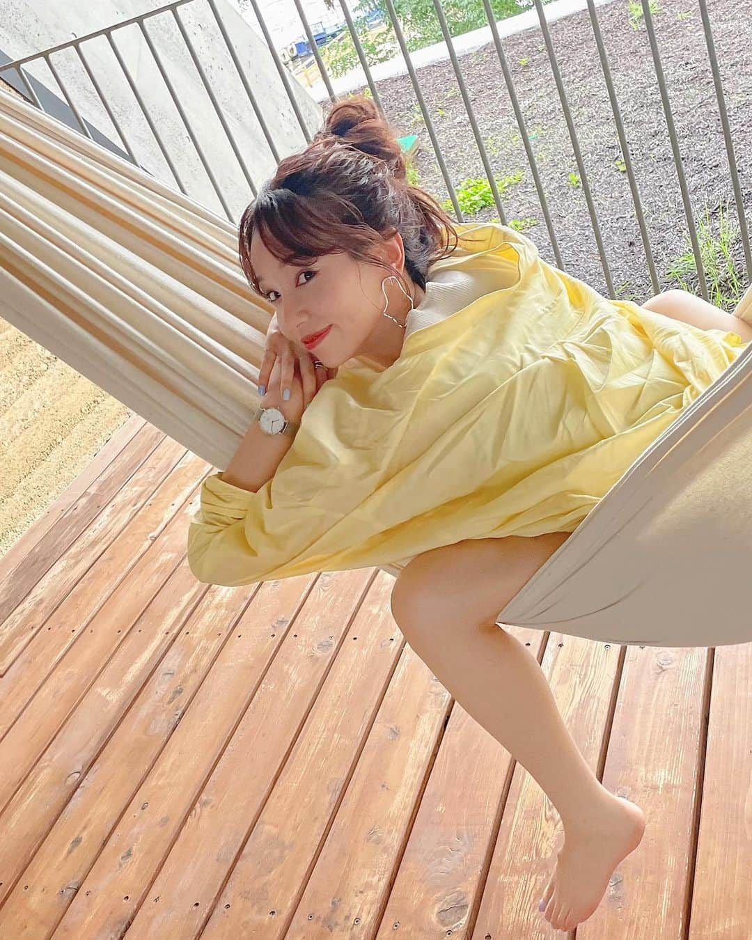 天野ゆうかのインスタグラム：「☀️🧡⛺️🩳🍯 ⁡ ⁡ ⁡ ⁡ ⁡ かなり前の写真(逆光)やけど、 ⁡ これ撮った時「釜爺っぽさ凄ない？」って 2人して大爆笑したの覚えてる😹w #この時点で既に含み笑い気味 ⁡ ⁡ オールインクルーシブやから お部屋でも心ゆくまで食べ飲み放題🍪🥂 ⁡ 琵琶湖眺めながらのdinnerも すっごい美味しかったの覚えてるから、 また行ってみたいホテルなんだよね𓂃🥰🍽 @hotel_setre_marina ⁡ ⁡ ⁡ ⁡ 写真のこの時期あたりから(確か6月) 日焼け嫌なくせにハーフパンツ率高めになるから、 ⁡ 露出増の時期にむけて @__luna001 での脚ケアは やっぱり私的にマストな部位！🩳☀️ ⁡ 脂肪溶解で膝上してもらうと、 リンパも流れてラインがスッキリするんよね🦵🏻✨ ⁡ ⁡ 予約が取りにくくなってるけど、 "1ヶ月前予約キャンペーン"やと 通常より脂肪溶解が(＋3ml )増量で受けれるから ⁡ GWに旅行の予定があって それまでにダイエットしときたいな〜って人や、 前もって予約できる余裕がある人は 予約するなら断然こっちの方がお得だよ！😉📆 ⁡ ⁡ ⁡ スタッフさん曰く、3月は全て埋まっちゃったらしく 4月の予約枠もあと少しみたいだから、 もし気になってた人がいたら早めの予約が吉です📲 ⁡ ⁡ ⁡ ⁡ ⁡ ⁡ #いつかの旅行 #滋賀旅行 #セトレマリーナびわ湖 #ハンモック #大爆笑 #脂肪溶解 #注射を使わない脂肪溶解 #痩身エステ #関西エステ #ブライダルエステ #美容 #脂肪燃焼 #ダイエット #ハイフ #小顔矯正 #リフトアップ #痩身 #エステ #痩身エステ #大阪 #ルナグランデ #ダイエット方法  #ダイエット中  #ダイエット女子 #お団子ヘア #お団子 #diet #귀여운 #림프마사지 #마사지」