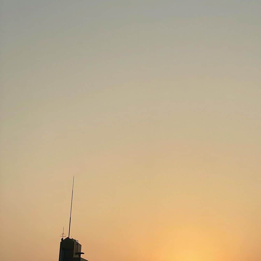 のインスタグラム：「色が変わり始める夕方の空が好き」
