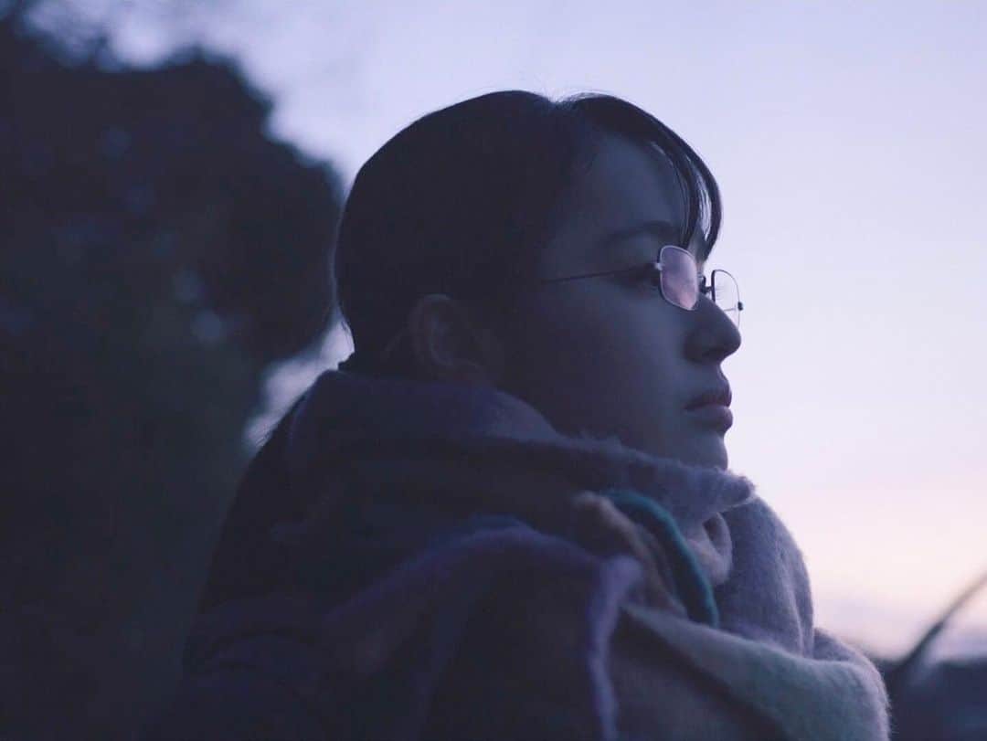 のインスタグラム：「くるりさんの「愛の太陽」MVがYouTubeにて公開されました！ ・ 映画『ちひろさん』のアナザーストーリーとなっています。映画でもご一緒した今泉力哉監督と再びご一緒させて頂きました。 ぜひご覧ください！ ・ #くるり さん #愛の太陽 #ちひろさん #callmeChihiro #今泉力哉 監督 #豊嶋花」