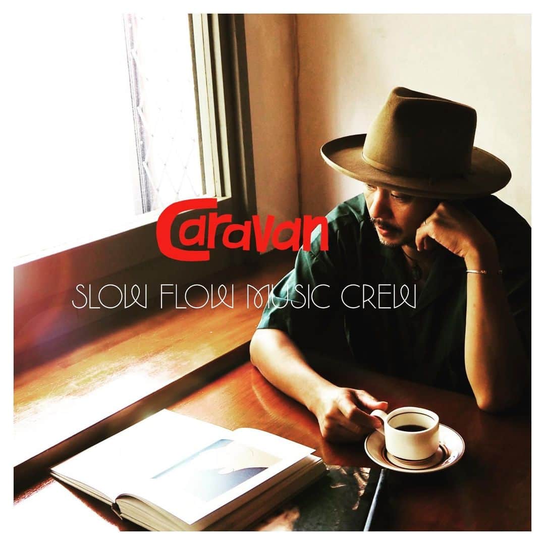 Caravanのインスタグラム：「先日の「スナック旅人」でも  お知らせした新たなチャレンジ  有料WEBコンテンツ  「Slow Flow Music Crew」を  3/17(金) 20時よりスタートします！  その内容は、  貴重で希少な動画コンテンツを月3〜4本アップ、  しがらみのない赤裸々なラジオ配信を週1配信、  Crewの皆とのミーティングのような  生配信を月一配信、  更にシリアルナンバー付で発行される  デジタル会員証で様々な特典を得られたり、  チケット先行発売、なつかしのブログ復活、  秘蔵写真公開、Q&A など、  スペシャルなコンテンツを用意しました。  代金は月額660円。  やるからには660円以上の多幸感を  提供したいと思っていますのでお楽しみに！  正直 slow flow musicは、  コロナ禍を経て まだまだ厳しい状況ですが  論より行動。希望の種を手のひらに、  一緒に未来を描くCrewになってもらえたら  嬉しい限りです。」