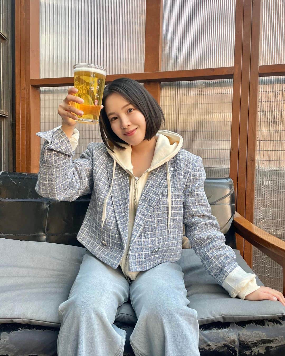 Lilmeのインスタグラム：「【ご報告/ 보고 】 この度、2年半住んだ韓国を離れ東京を拠点に生活することになりました!  正直、やっと韓国の生活にも慣れ韓国語もわかるようになったので寂しい気持ちもあります。  でも、これからは日本と韓国でお仕事が出来るようにしていきたいと思いこの決断をしました  海外で生活することは旅行とは全くと言う程違く、 生活に慣れるまでに本当に時間がかかったしたくさん泣きました。笑  でも、そのおかげでこの2年半凄く成長した自分を感じることが出来ました  当たり前ですが、外国では自分一人では出来ないことがたくさんあってそんな自分が嫌になって…の繰り返しでした。  でもそうやって新しい環境で何年も頑張った自分を今は褒めてあげたいです!!  韓国での思い出は私にとって特別で大切なものです。  今後もより一層頑張るので今後とも応援して頂けたら嬉しいです  Lilme  이번에 저는 2년 반 동안 살았던 한국을 떠나 도쿄를 기반으로 살게 되었습니다!  솔직히, 드디어 한국의 생활에도 익숙해지고 한국어도 알아들을 수 있게 되었으니까 그리움도 있습니다. 하지만, 이제는 일본과 한국에서 일할 수 있도록 하기 위해 이 결정을 내렸습니다.  해외에서 생활하는 것은 여행과는 다르게 생활에 익숙해지는 데 정말 많은 시간이 걸렸고, 많이 울기도 했습니다.   하지만, 그 덕분에 이 2년 반 동안 엄청나게 성장한 나를 느낄 수 있었습니다.  그렇게 새로운 환경에서 몇 년 동안 열심히 노력한 나를 칭찬하고 싶습니다! 한국에서의 추억은 저에게 특별하고 소중한 것입니다. 앞으로도 더 열심히 노력할 것이므로 앞으로도 응원해 주시면 기쁠 것입니다.  Lilme」