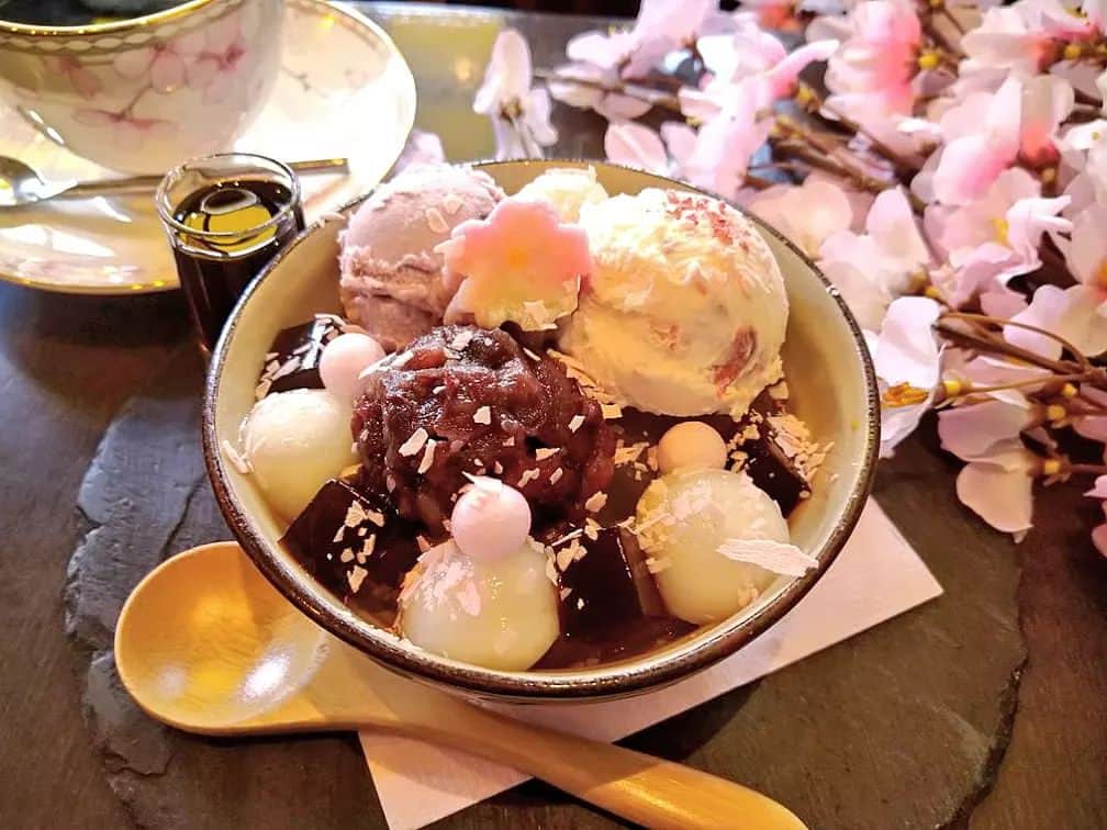 のインスタグラム：「. 春だけの「おいも鎌倉サクラあんみつ」(税込870円)。 淡いピンク色の見た目も可愛い桜アイスを寒天の上にトッピング♪ ほんのり塩味が小豆(あずき)によく合うあんみつです。 薄くスライスした桜チョコを掛けて舞い散る桜の花びらをイメージ(^^) 3月から5月下旬頃までの季節限定です。 . #おいもカフェ金糸雀 #おいもカフェ #鎌倉 #湘南 #小町通り #カフェ #鎌倉カフェ #湘南カフェ #神奈川カフェ #鎌倉スイーツ #鎌倉グルメ #鎌倉観光 #鎌倉旅行 #鎌倉散歩 #桜あんみつ #あんみつ #桜 #スイーツ #桜スイーツ #鎌倉カフェ巡り . 《おいもカフェ金糸雀》 営業時間：10:00-18:00(L.O.17:30) 定休日：水曜日 248-0006 神奈川県鎌倉市小町2-10-10 小町TIビル1F TEL：0467-22-4908」