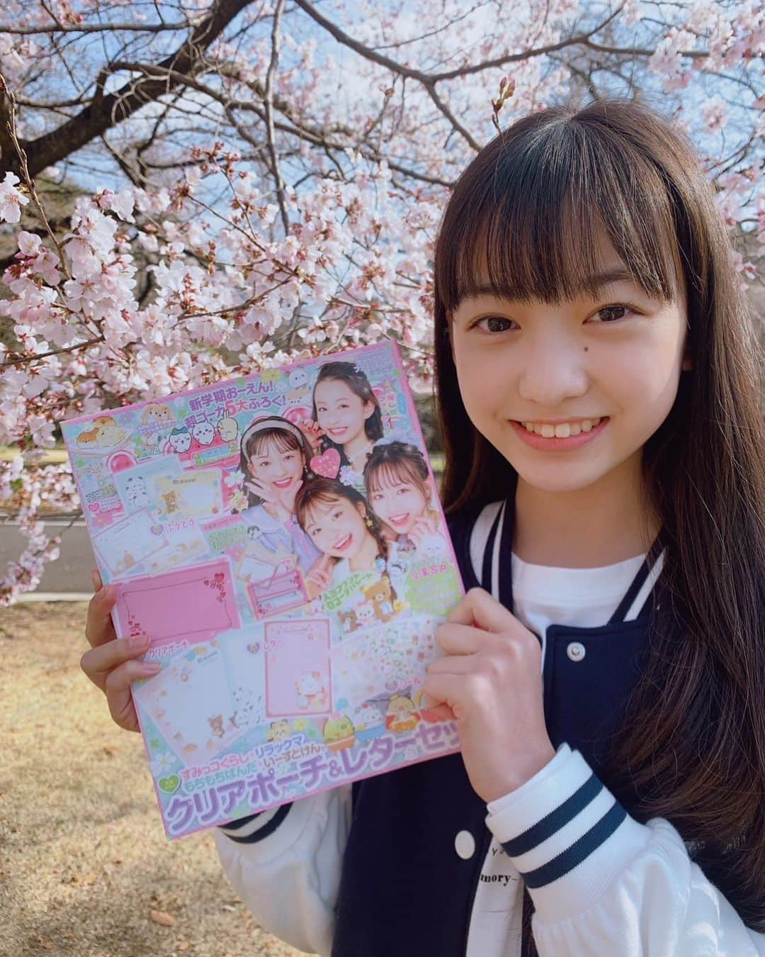 鎌田英怜奈のインスタグラム：「・ 『キラピチ 4月号』発売しました🌸 とうとう今月号でキラピチを卒業します。 ・ 🌸TDR卒業遠足 🌸思い出座談会 🌸ドレスで特別グラビア 🌸『撮影ウラ日記』でも紹介されている卒業式  と、とっても素敵な卒業号にしていただきました！ 発売中の残りの2ヶ月間も キラモとして胸を張って過ごしていきたいので 最後のその日まで引き続きよろしくお願いします‪‪☺︎‬ ・ 他にも、 新連載がスタートした『JSスター学園ダンス部』や 『新学期友だちづくり必勝法』など これからの新しい季節にぴったりな ４月号となっています🌷🐝… ・ 付録は 『クリアポーチ＆レターセット』🧸💌 ・ ・ たくさんの方に読んでもらえますように..💐 キラピチ4月号よろしくお願いします‪(*ˊᵕˋ*)🤍  #キラピチ #キラモ #Gakken さん  #3年間応援していただきありがとうございました♡ #鎌田英怜奈」