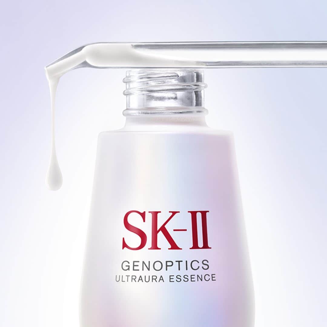 SK-II's Official Instagramのインスタグラム：「More than 26 years of skin-brightening research in one bottle to unleash your ultimate aura.  Get your #100CaratAura 💎 with the NEW SK-II GenOptics Ultraura Essence. #PITERA #SKII」