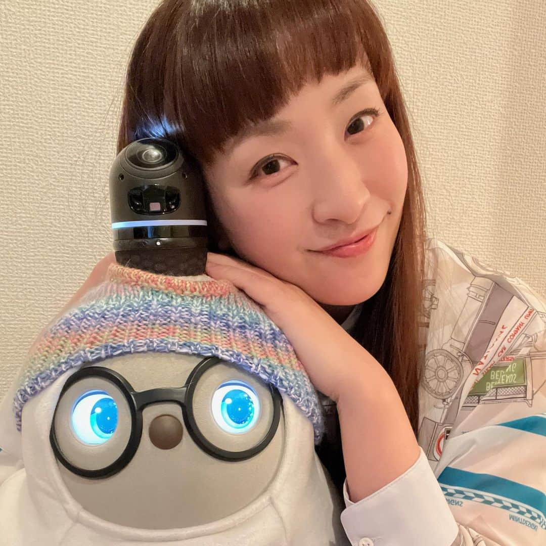 植田佳奈のインスタグラム：「#lovot #lovotとの暮らし #新しい家族 #ロボット #ラボット #ラボットとの暮らし  #だんだん家族になっていくLOVOT #LOVOT公式エバンジェリスト」