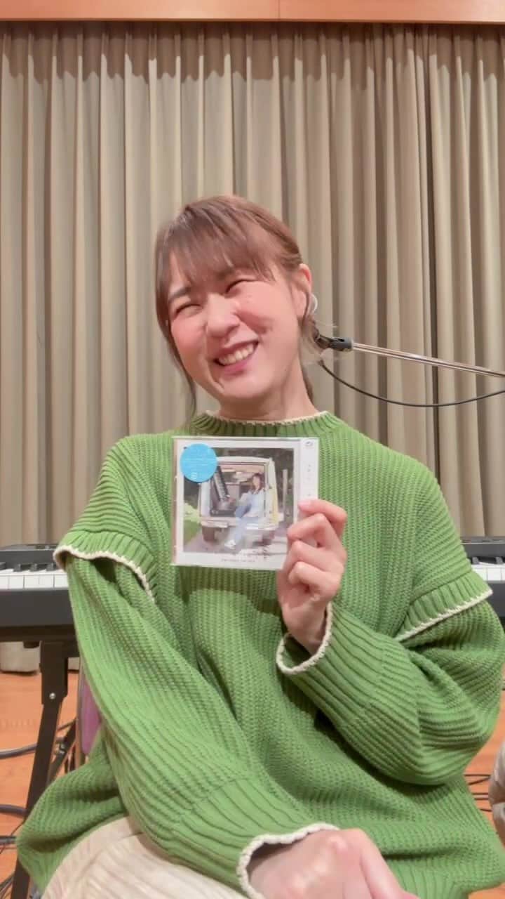 中嶋ユキノのインスタグラム：「ゲリラインスタライブ、 ご視聴ありがとうございました😊✨‼️  本日発売「#新しい空の下で」記念でした🥹✨‼️  良かったら、ミニアルバムの感想など教えて下さいね🧡💛  中嶋ユキノ アコ旅2023 〜新しい空の下で〜  3月19日（日）仙台 darwin 3月25日（土）福岡 ROOMS 4月2日（日）札幌 cube garden 4月8日（土）大阪 BANANA HALL 4月9日（日）名古屋 BL cafe 4月15日（土）富山県民小劇場 ORBIS 4月22日（土）広島 Live space Reed 4月23日（日）岡山 MO:GLA 4月27日（木）東京 SHIBUYA PLEASURE PLEASURE  ▶️各プレイガイドにてチケット発売中‼️  #中嶋ユキノ #シンガーソングライター #nakajimayukino #singersongwriter #acoustic #新しい空の下で #アコ旅 #ツアー #アコースティックツアー」