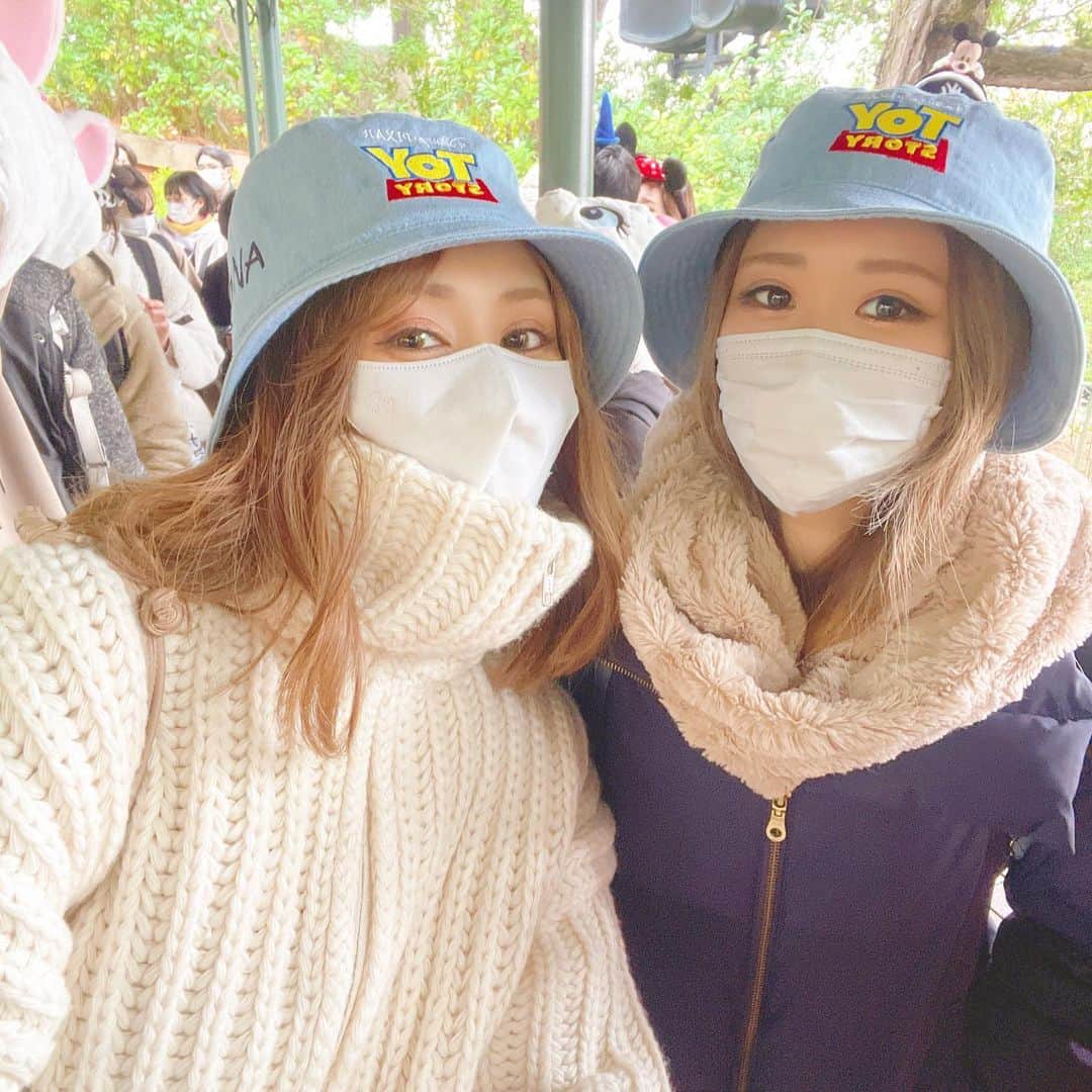 のインスタグラム：「かなり時差投稿www  父抜きで家族ディズニー🐭 最近服、黒あまり着なくなりました♡ 昔はブラック大好きだったのに  明るい色を選択することが多くなったアラサー女子笑 なんでかはわからん  #ダンプ運転手 #現場女子 #作業着女子 #アラサー女子 #作業着 #家族経営 #ディズニーランド  #姉妹」