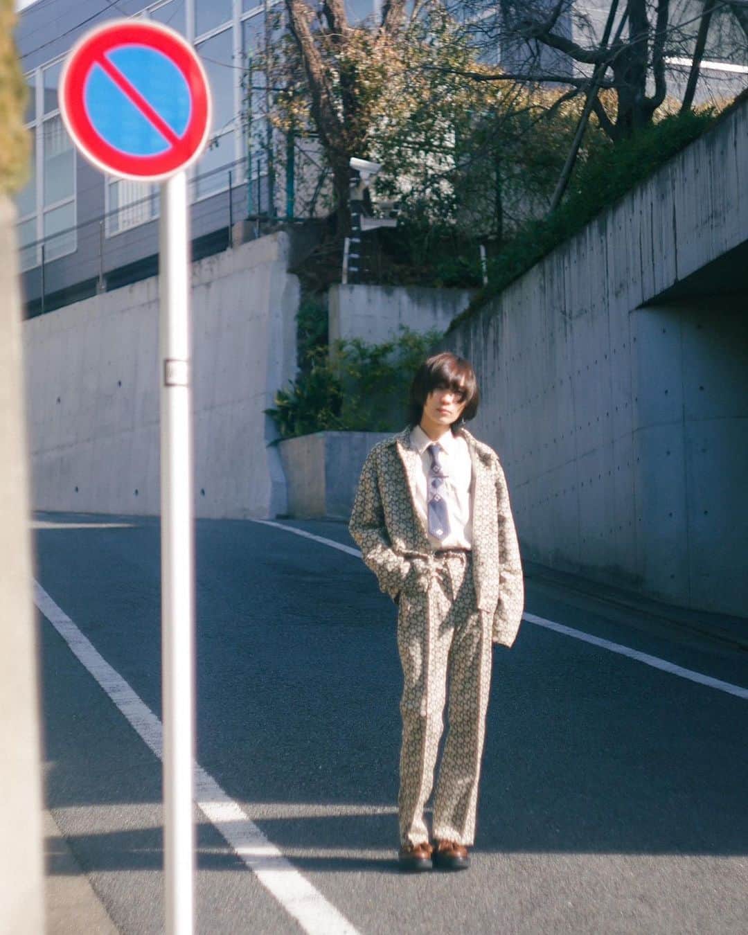 ソラのインスタグラム：「これは駐車禁止の標識です。 停車禁止ではありません。 おかげさまで仮免学科受かりました。 次は技能です。  ウィンカー、ミラー、目視 って寝る前10回は言ってる。  Photo(@hanna_7221) Styling(@shogo_tachibana)  #lennycodefiction  #mensfashion #needless #kidslovegaite #auralee  #免許取得中 #仮免学科 #終了 #合図ミラー目視」