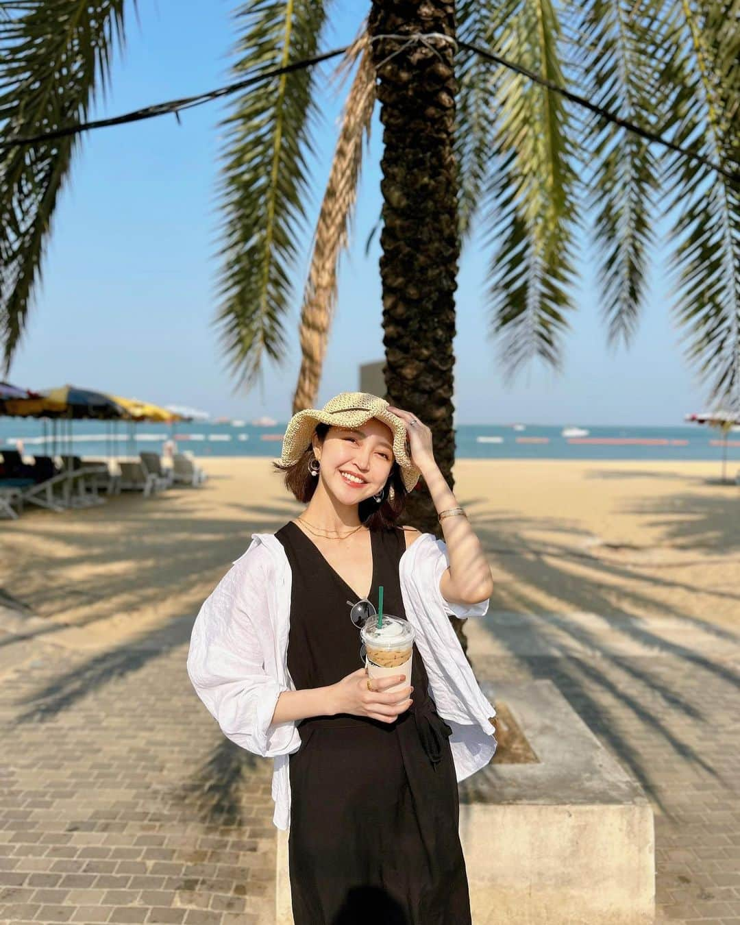 柳田菜月のインスタグラム：「ストーリーで好評だった、お気に入り写真🌴 . 朝イチでパタヤビーチに行ってのんびりしていた時の写真🤳 タイは暑いけど、風もあるし朝は過ごしやすくて気持ちよかったな〜！ . 海は私の浄化スポットなので、定期的に海を求めに行っております。 学生の頃から変わらない笑 夏の女です☀️ww . #お気に入りショット  #パタヤビーチ #南国  #chill #morningcoffee  #myfavorite #thiland」