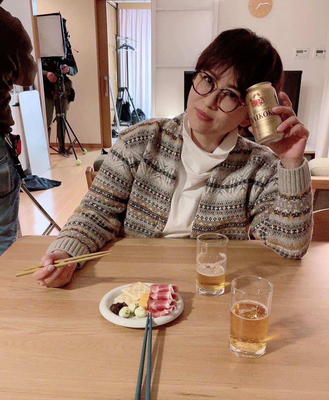 鈴木砂羽さんのインスタグラム写真 - (鈴木砂羽Instagram)「夫婦でのんびり晩酌タイム🍻  薫ちゃんはええ男じゃて🤍  さて、本日最終話！！！😹😹😹 お見逃しなくよ！！！  #亀山夫妻 #薫と美和子 #相棒21  #エビスじゃくてダイコクビール」3月15日 19時42分 - bombon_sawa