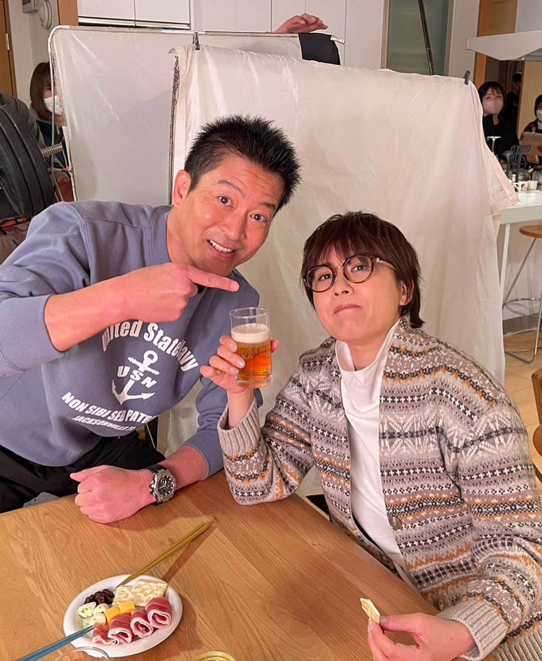 鈴木砂羽のインスタグラム：「夫婦でのんびり晩酌タイム🍻  薫ちゃんはええ男じゃて🤍  さて、本日最終話！！！😹😹😹 お見逃しなくよ！！！  #亀山夫妻 #薫と美和子 #相棒21  #エビスじゃくてダイコクビール」
