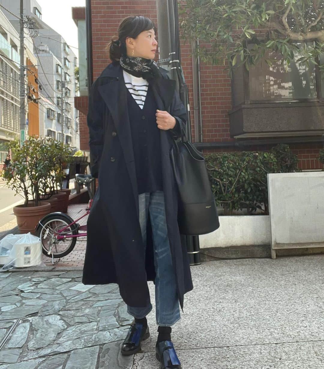 五明祐子さんのインスタグラム写真 - (五明祐子Instagram)「ベーシックカラーでまとめた日💙 好きなものは何年も変わらない。 この　@goldengoose のデニム、何年はいてるんだろ😂 カンペール　@camper_japan の靴は軽くてずっと履いていたい履き心地。  #コーディネート」3月15日 19時42分 - gomyoyuko