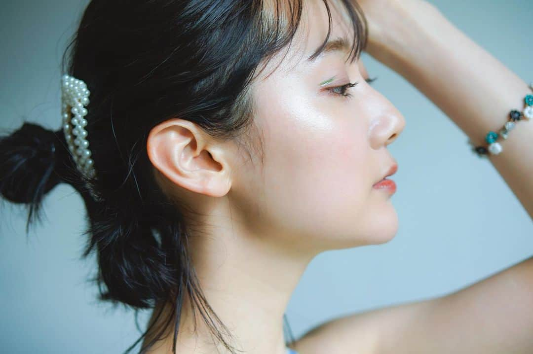 高井真菜のインスタグラム：「みなさんお久しぶりです。  ここ2週間くらい軽くSNSから離れて 仕事に行ったり映画を観まくったりしてました. ファスティングしたり花粉と戦って大負けたり。 皆さんは花粉症大丈夫ですか？  そして気づけばフォロワーさん9000人！ いつもありがとうございます♡☺️嬉しい、、 また今日からしっかり投稿していきます🌸  1万人になったらインスタライブしようかな」